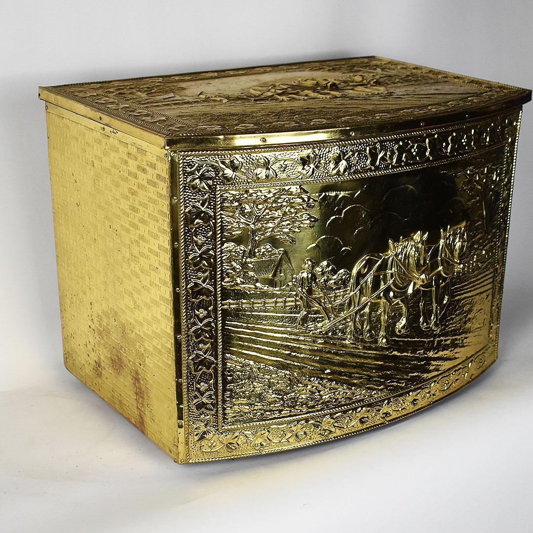 Metal Hand Hammered Cottage Anne Brass Fireside Storage Trunk with Lid, 1900s