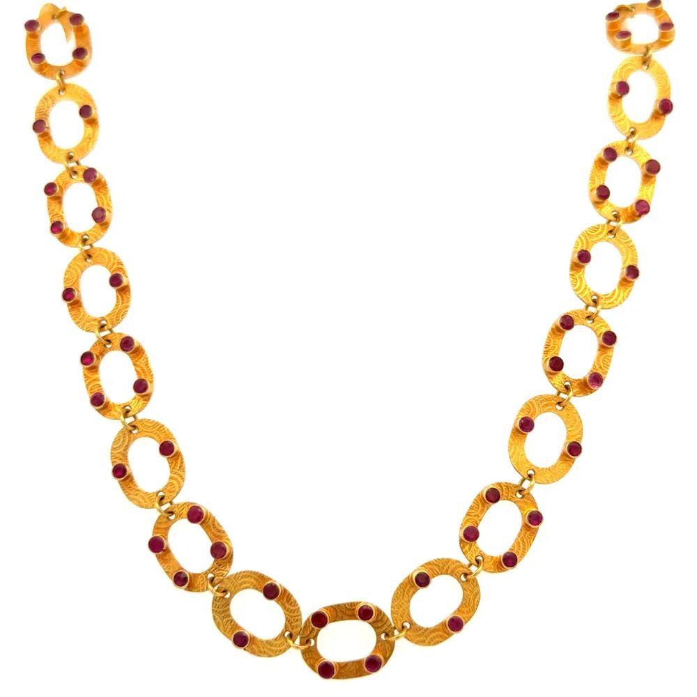 Tout simplement magnifique ! Vintage Hand Hammered Gold Link Ruby Statement Necklace. Collier classique et intemporel en or jaune 18K à maillons en rubis. Chaque maillon est serti de rubis rouges. Magnifiquement réalisé à la main en or jaune 18