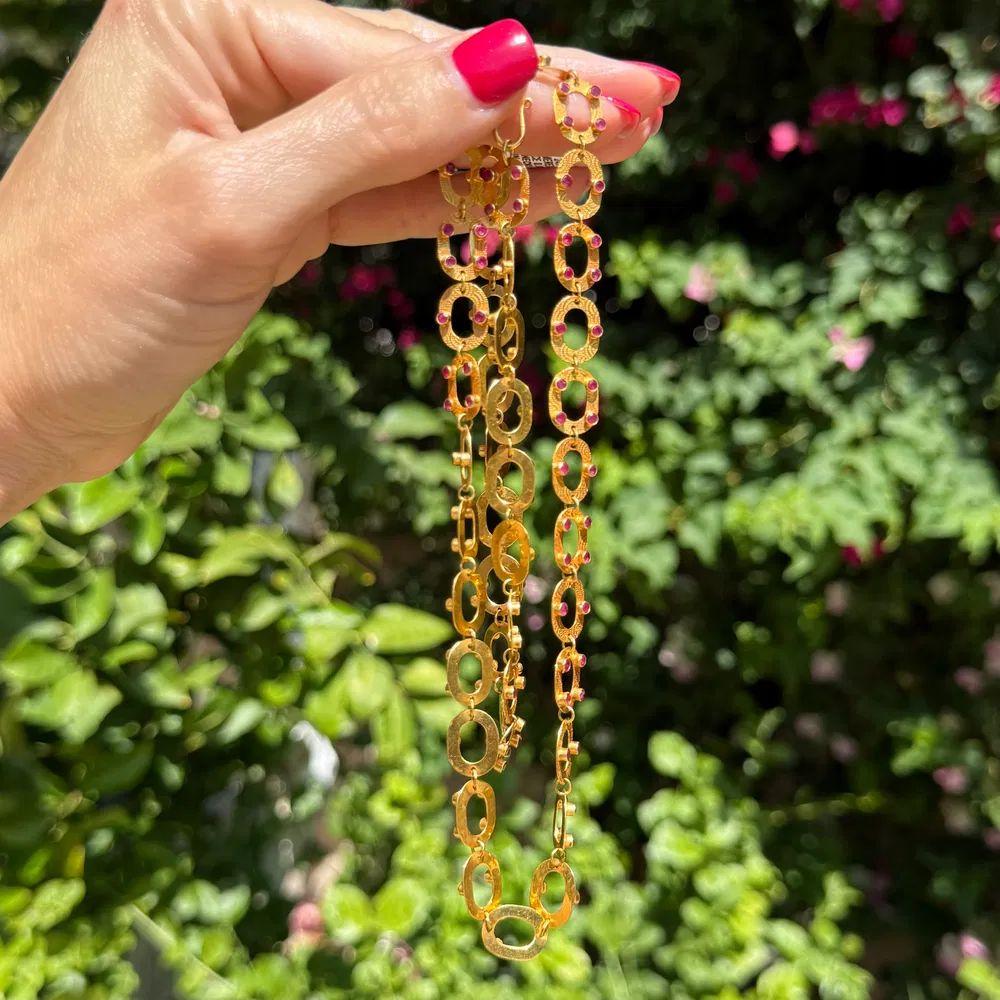Moderniste Collier Vintage avec lien en or martelé à la main et rubis en vente