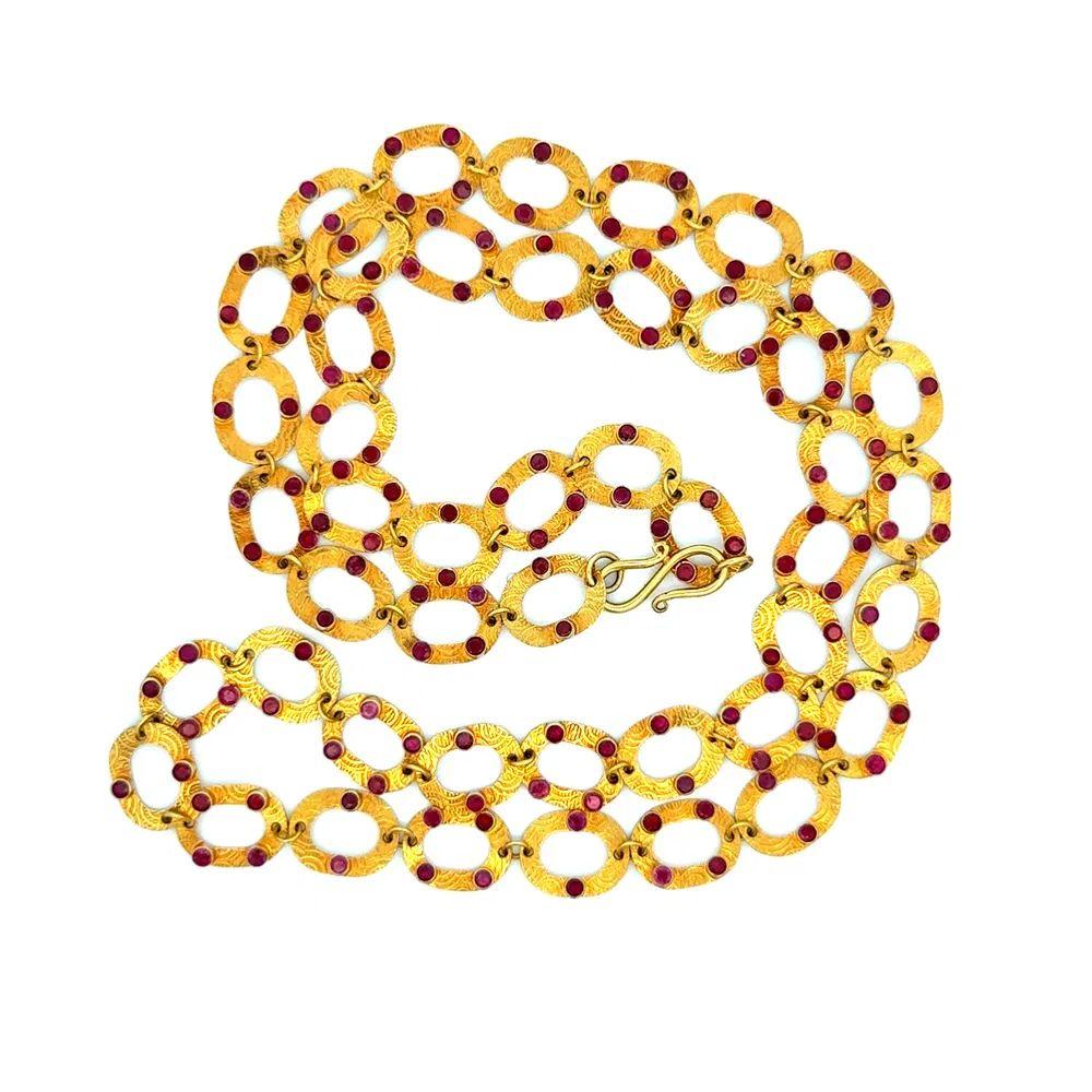 Taille ronde Collier Vintage avec lien en or martelé à la main et rubis en vente