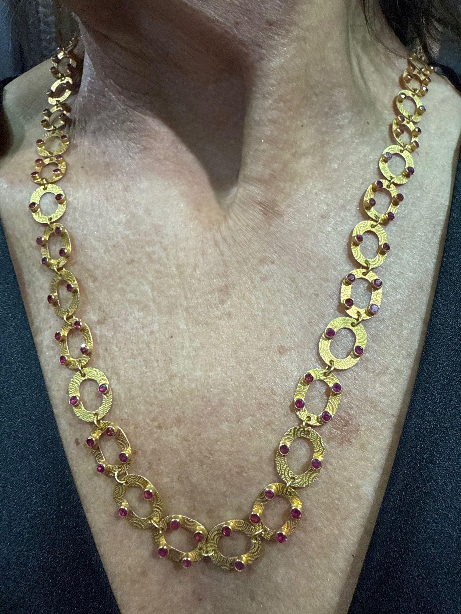 Hand Hammered Gold Link Ruby Vintage Statement Halskette im Zustand „Hervorragend“ im Angebot in Montreal, QC