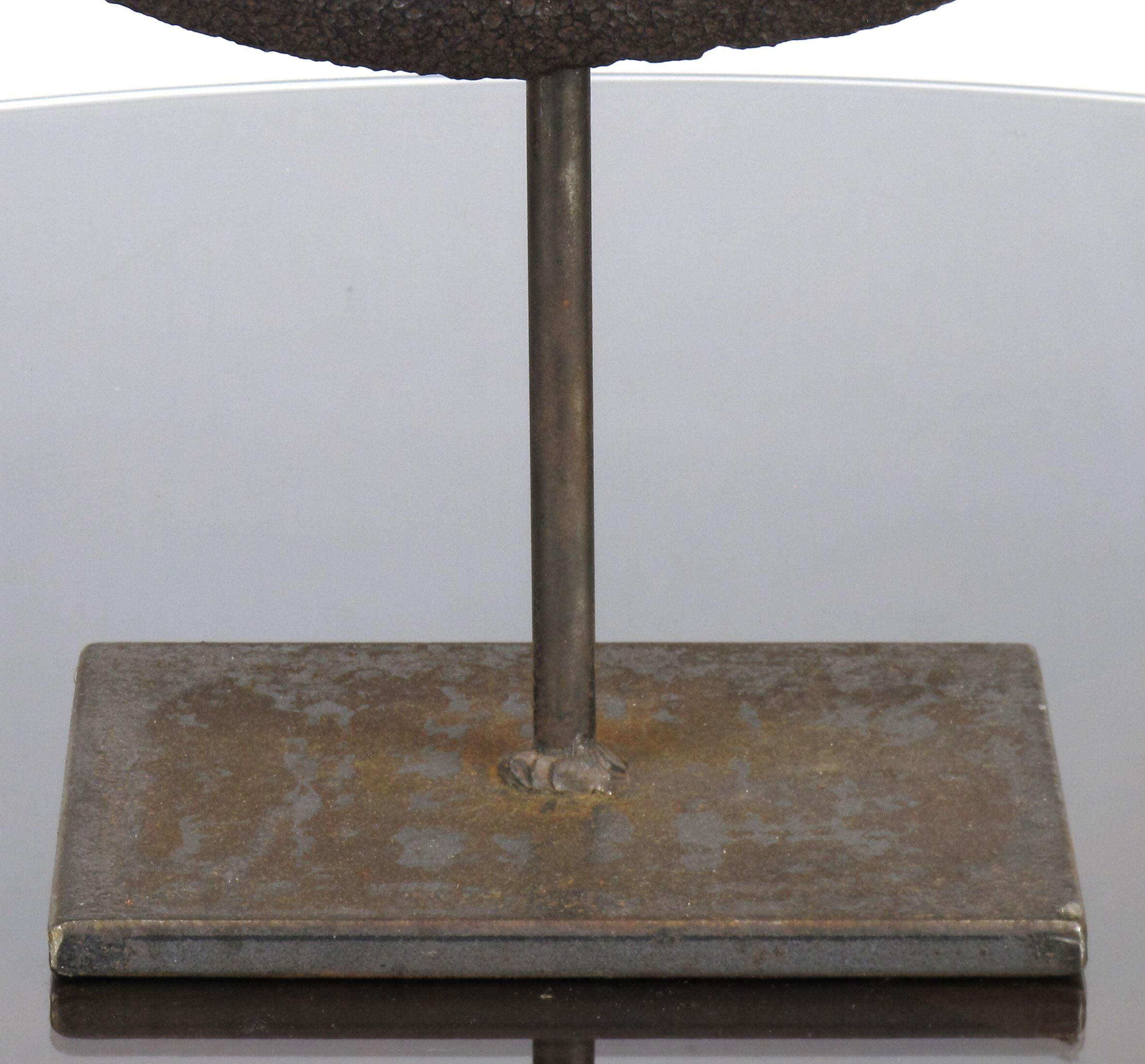 Scultura a disco in ferro martellato a mano con maniglia centrale In condizioni buone in vendita a Chicago, IL