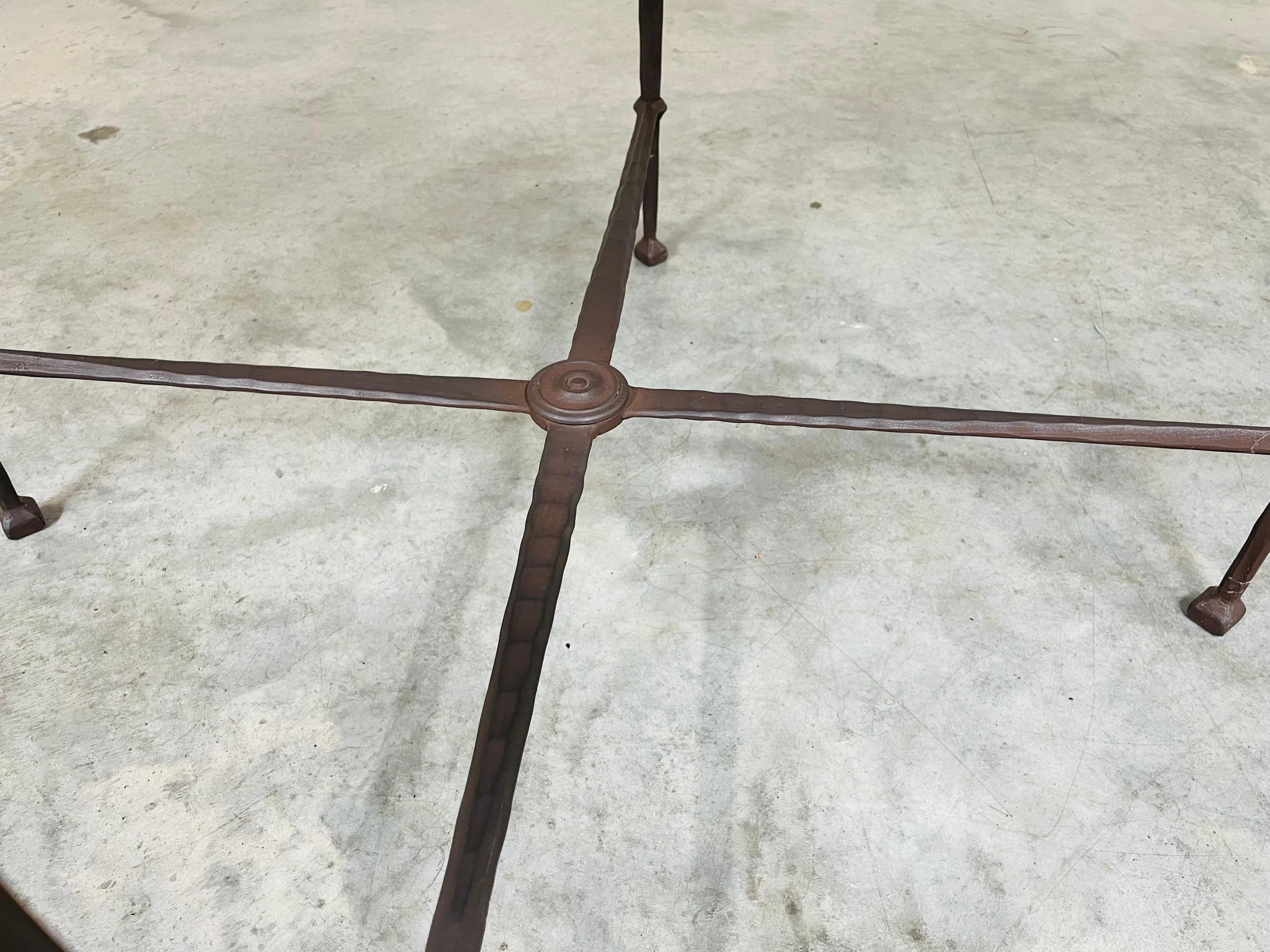 Fer Table d'appoint en marbre et marbre Hollywood Regency Maison Baguès en vente