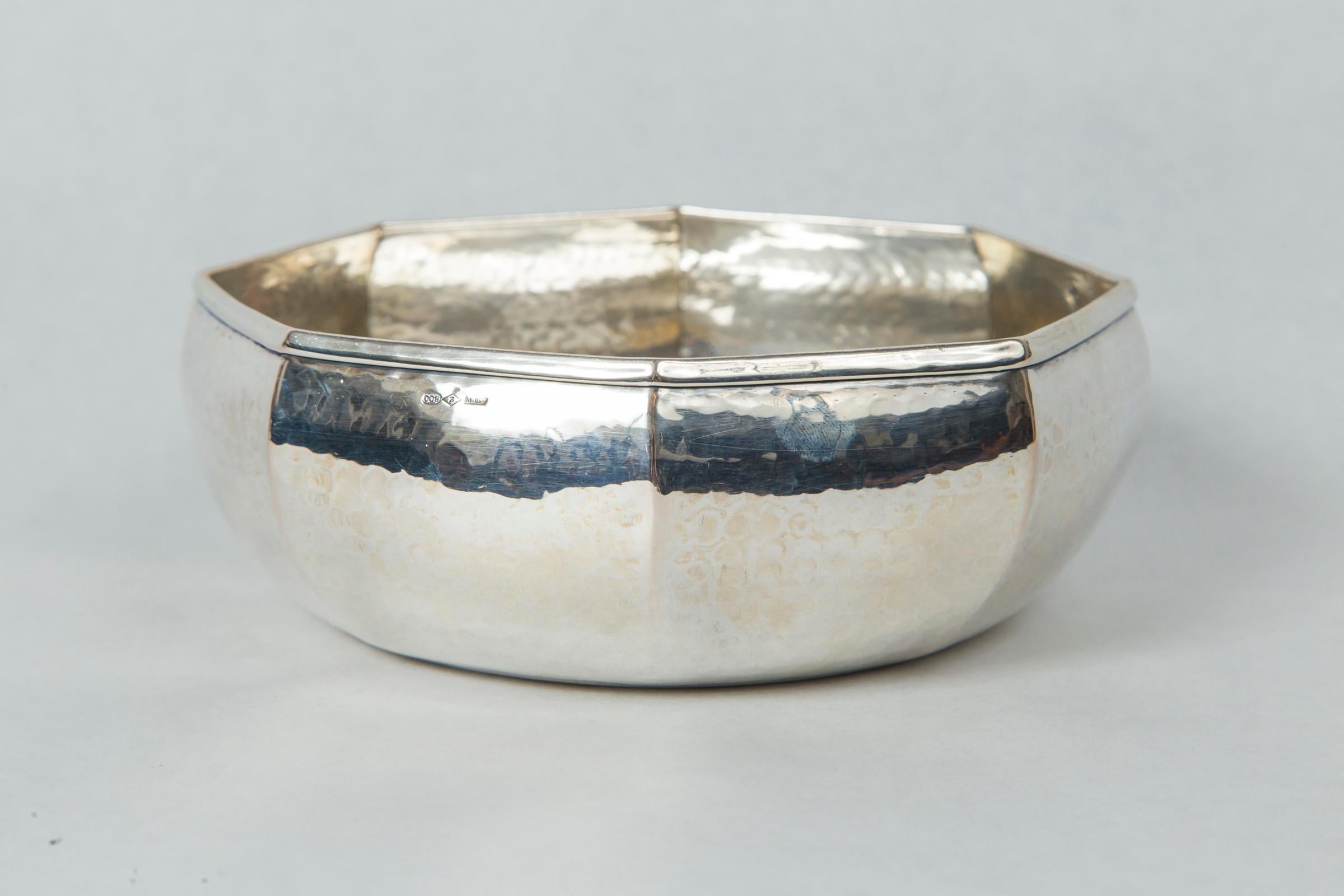 Octagonal bowl with rounded sides, entirely hammered by hand to get a special brightness. Made in the 1990s by the silverware company Zaramella of Padua, active for more than 70 years and well known for its refined and valuable silver items.
Silver