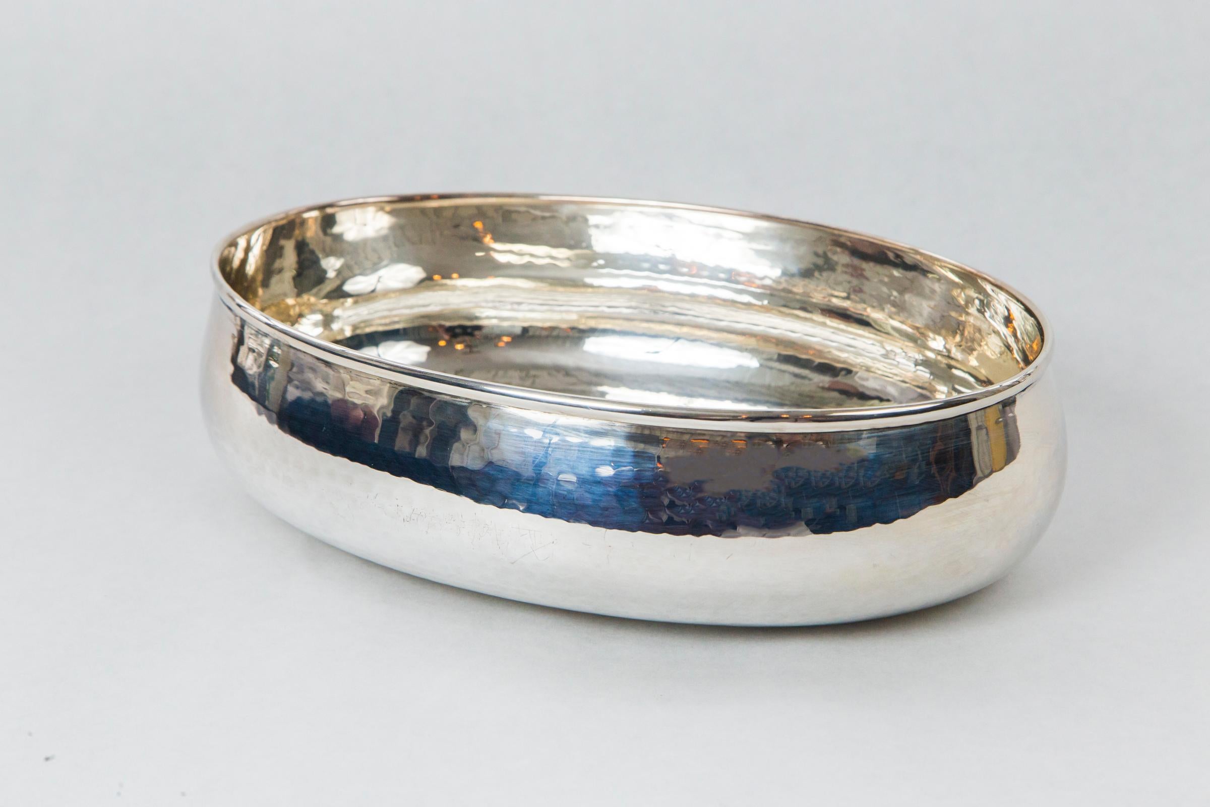 Oval serving bowl with rounded sides, entirely hammered by hand to get a special brightness. Made in the 1990s by the silverware company Zaramella of Padua, active for more than 70 years and well known for its refined and valuable silver