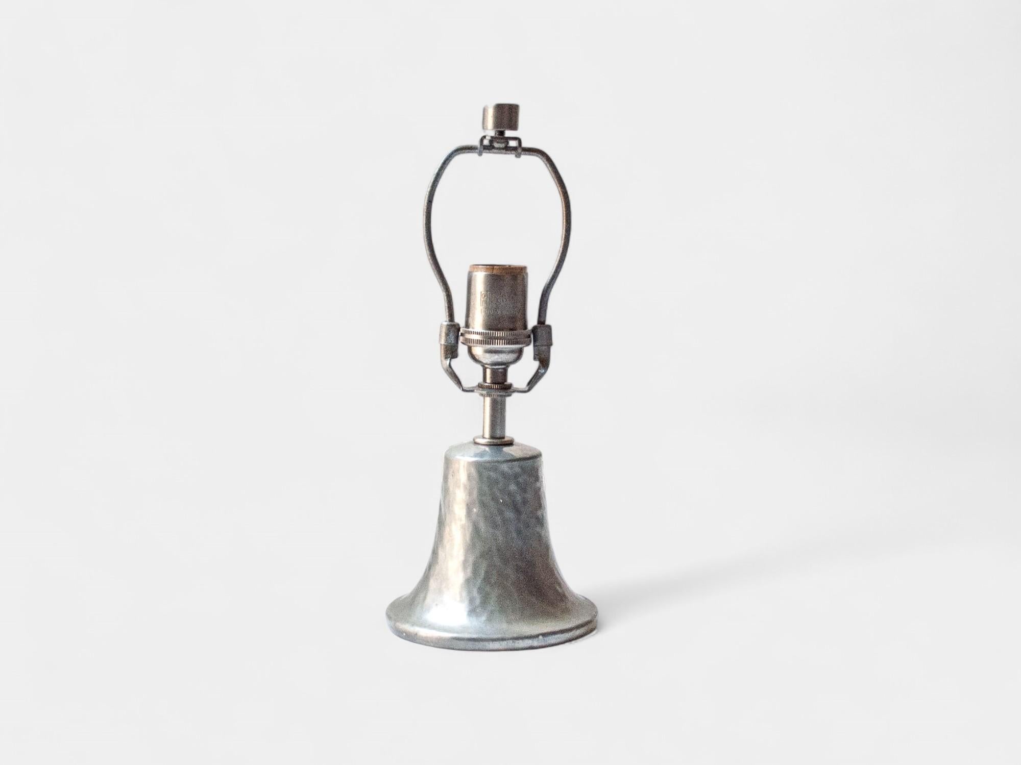Kleine, handgehämmerte Tischlampe aus Zinn. Ideal für das Styling in einem Regal oder auf engem Raum. 

Neu verkabelt mit einem 8 Fuß langen schwarzen, gedrehten Seidenkabel, mit einem 3-Wege-Dimmer am Hals. 
