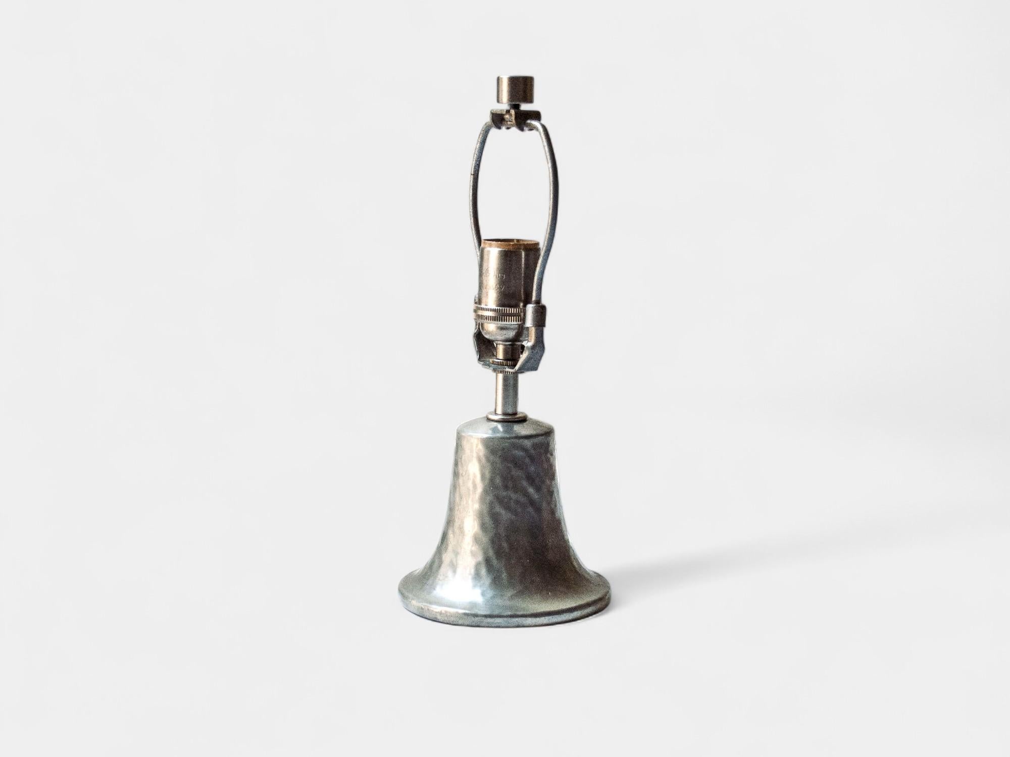 Tischlampe aus handgehämmertem Zinn, Schweden, um 1940 (Skandinavische Moderne) im Angebot