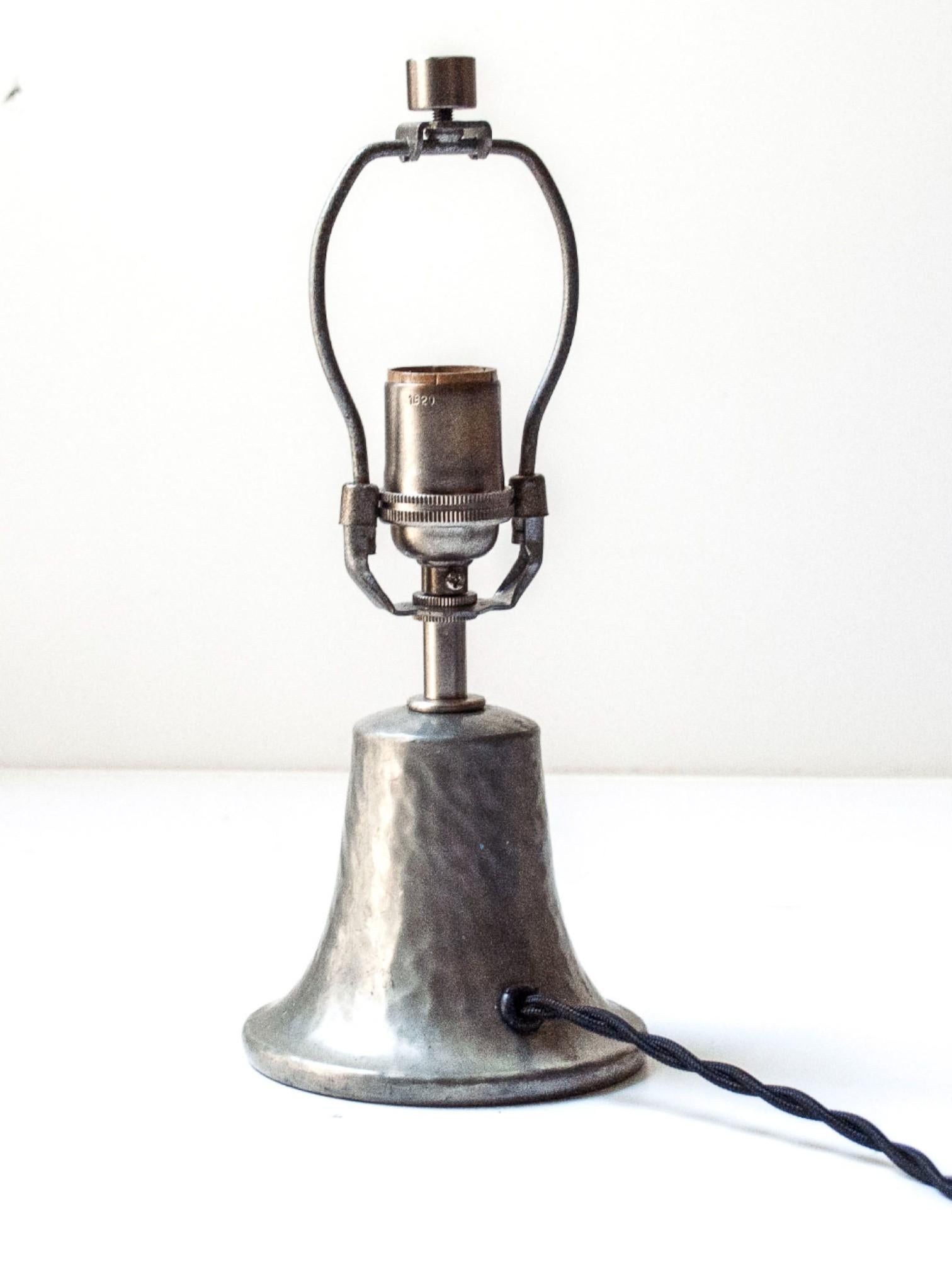 Tischlampe aus handgehämmertem Zinn, Schweden, um 1940 (Schwedisch) im Angebot