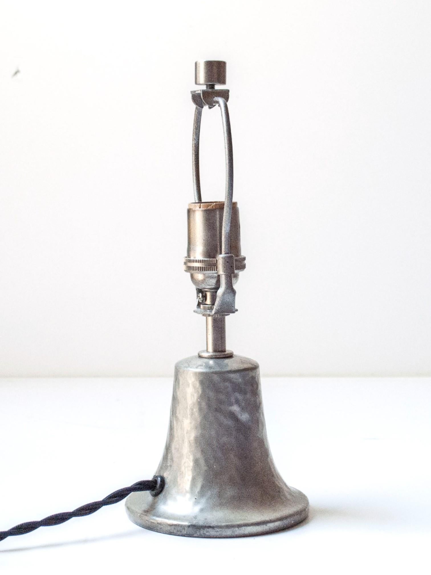 Tischlampe aus handgehämmertem Zinn, Schweden, um 1940 im Zustand „Gut“ im Angebot in New York, NY