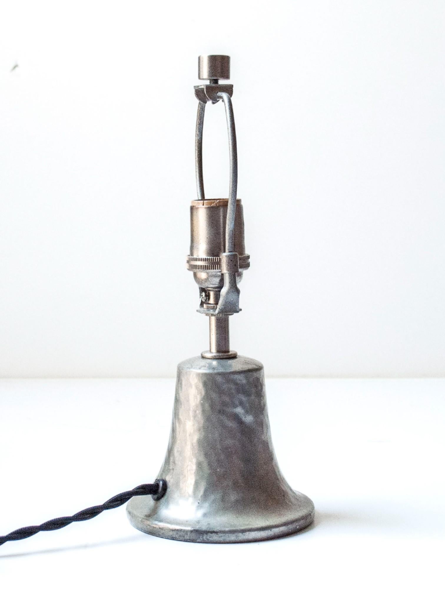 Tischlampe aus handgehämmertem Zinn, Schweden, um 1940 (Mitte des 20. Jahrhunderts) im Angebot