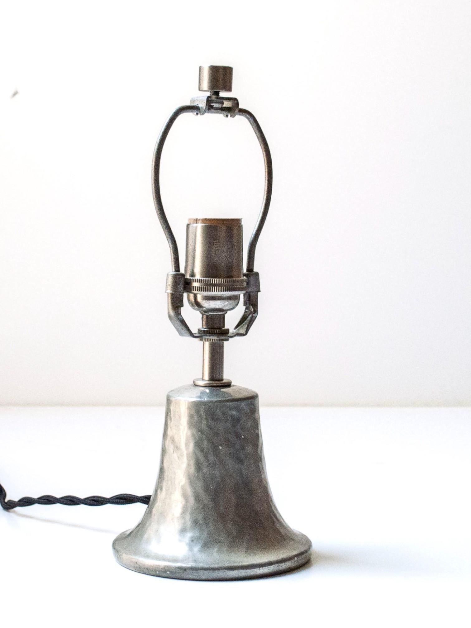 Tischlampe aus handgehämmertem Zinn, Schweden, um 1940 (Hartzinn) im Angebot