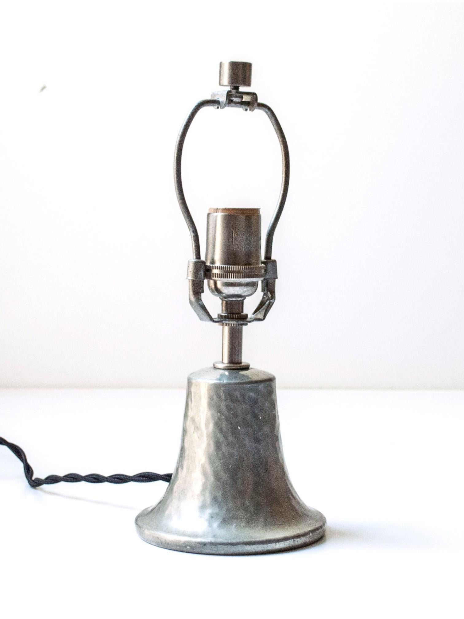 Tischlampe aus handgehämmertem Zinn, Schweden, um 1940 im Angebot 1