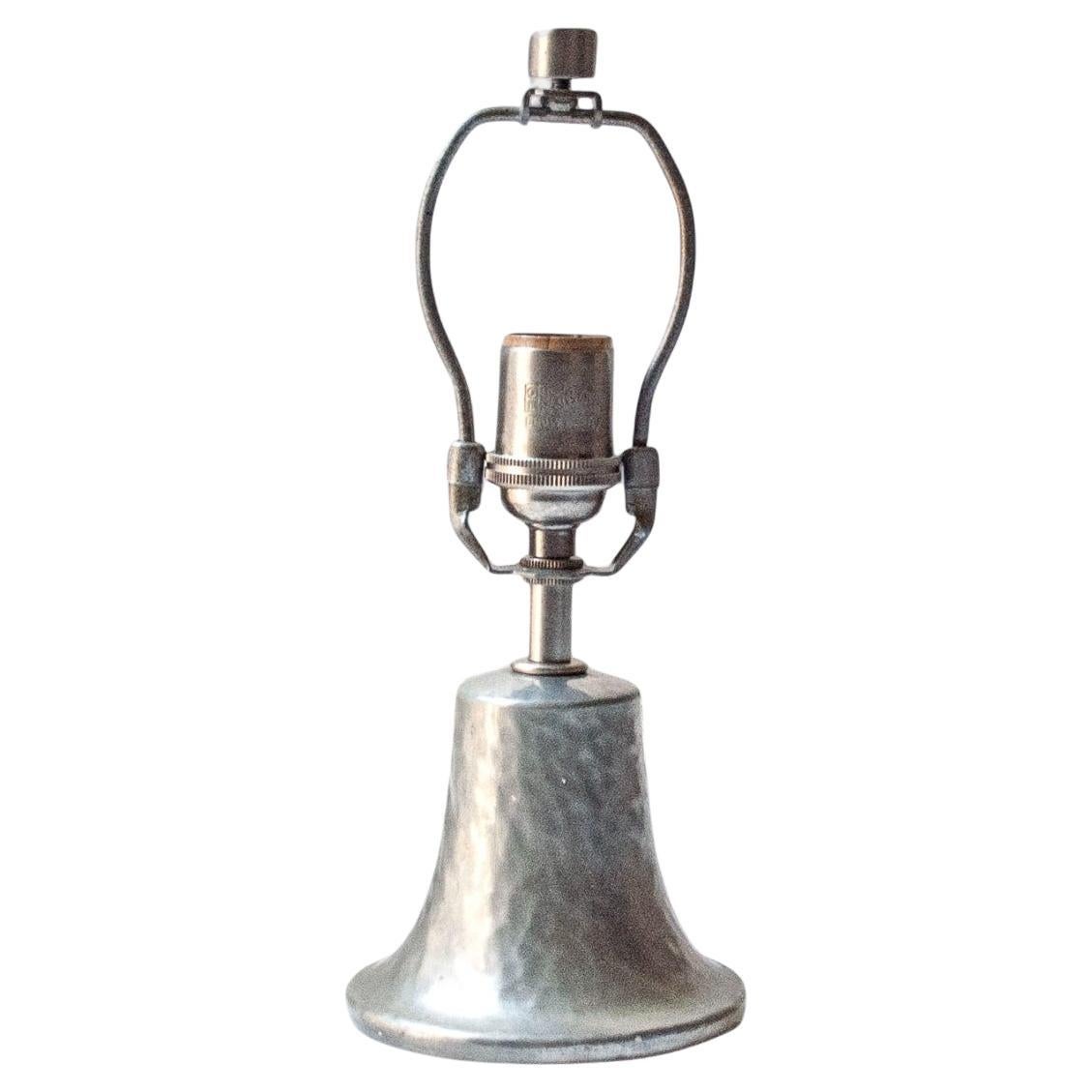 Tischlampe aus handgehämmertem Zinn, Schweden, um 1940 im Angebot