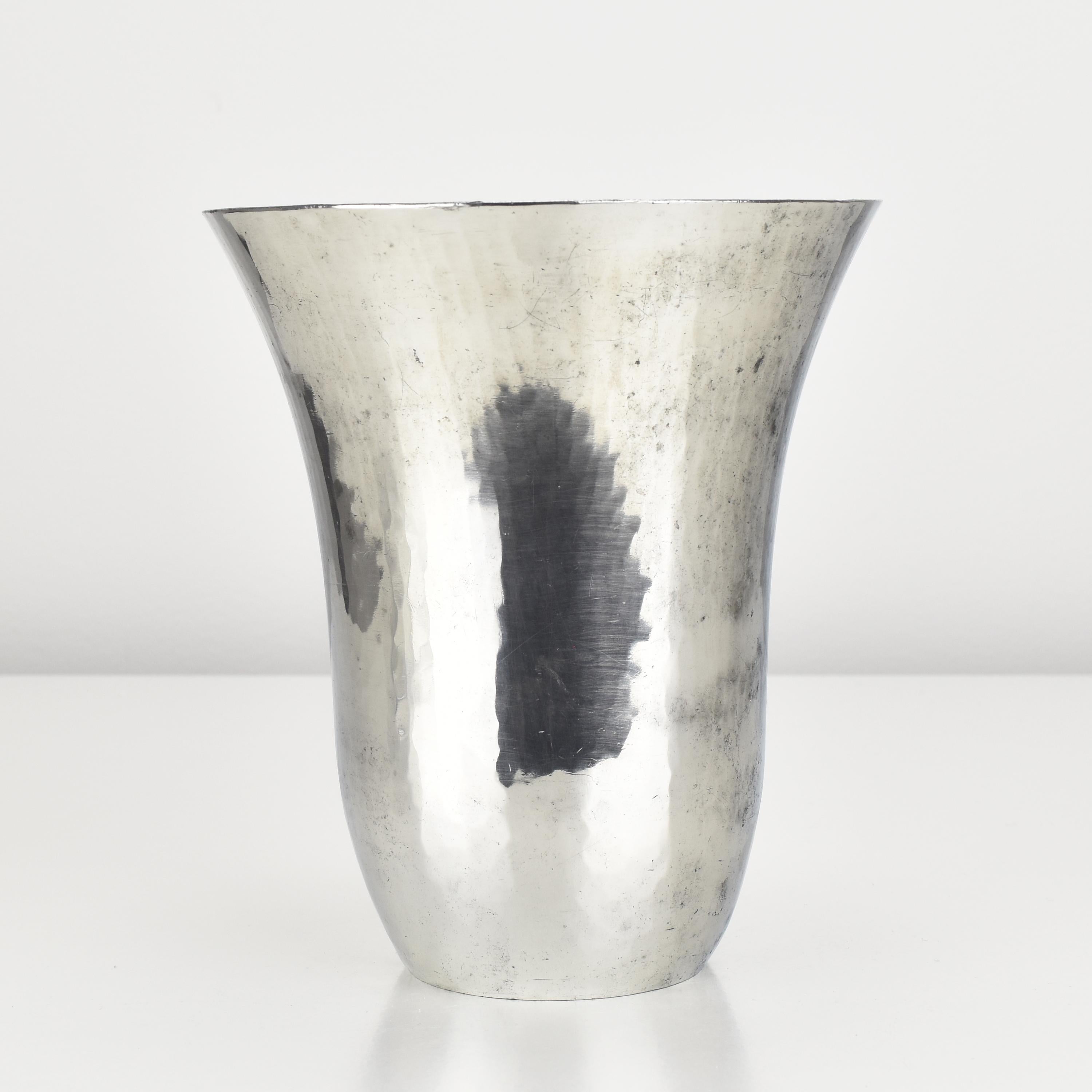 Jarrón de estaño martillado a mano de Harald Buchrucker Bauhaus Años 40 Alemán en venta