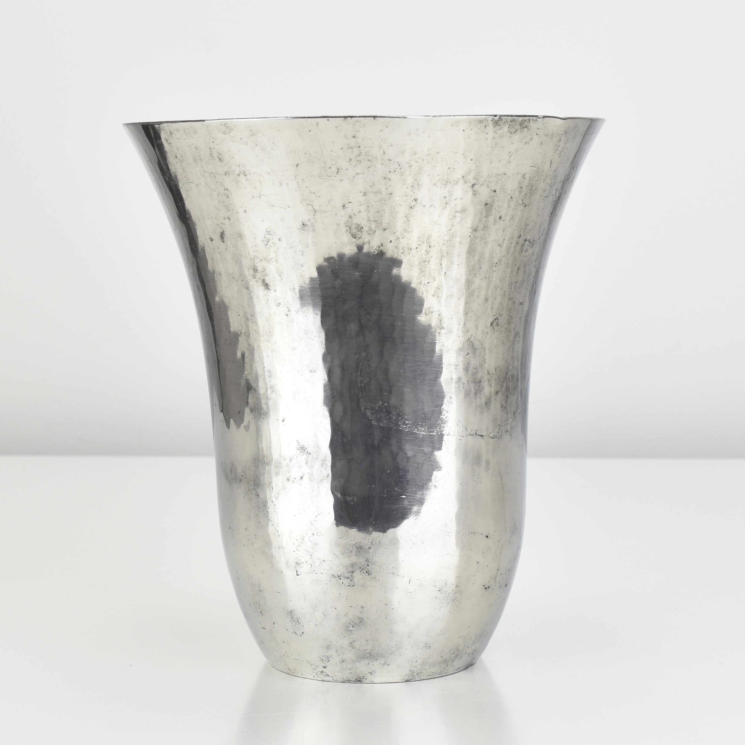 Jarrón de estaño martillado a mano de Harald Buchrucker Bauhaus Años 40 Hecho a mano en venta