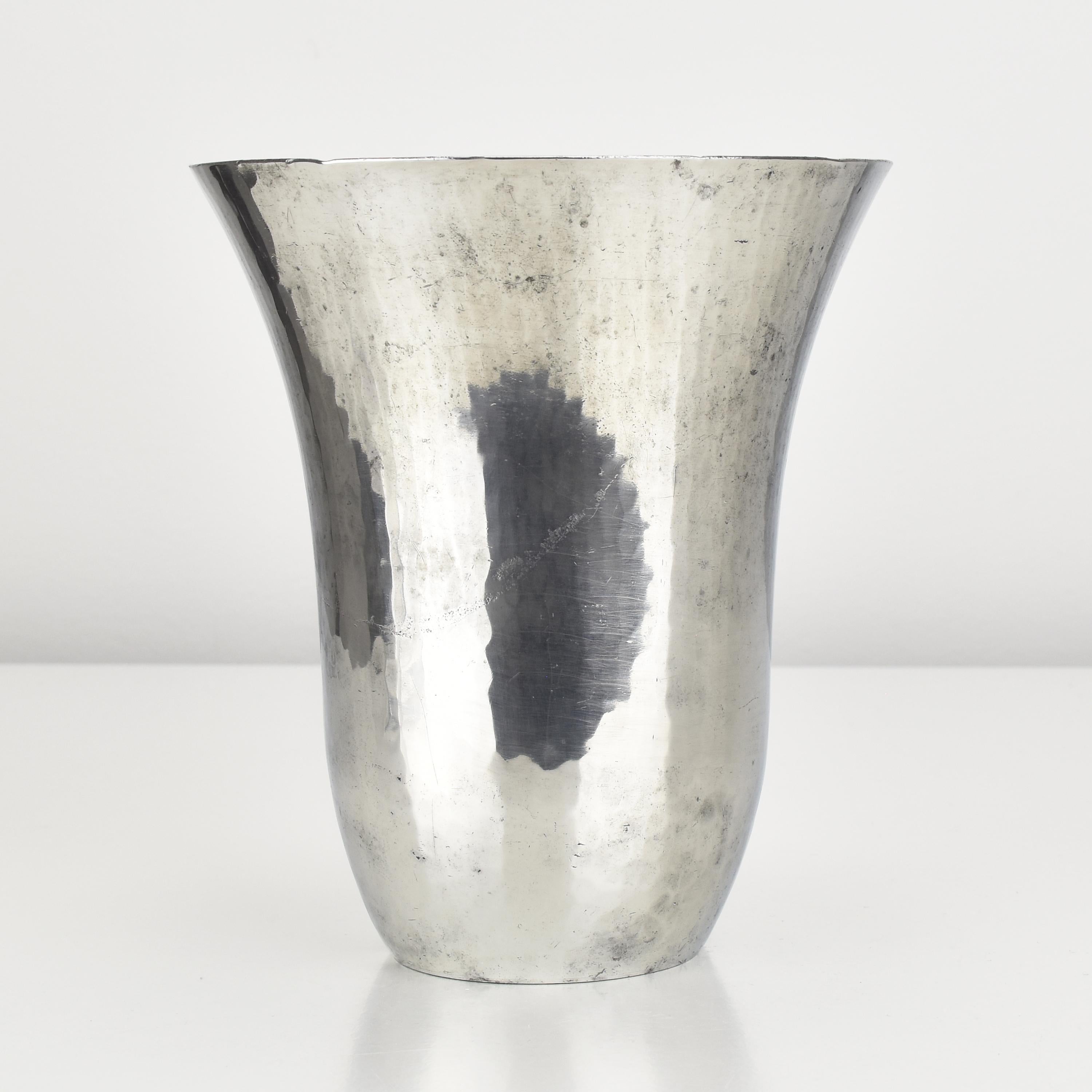 Jarrón de estaño martillado a mano de Harald Buchrucker Bauhaus Años 40 en Bueno estado para la venta en Bad Säckingen, DE