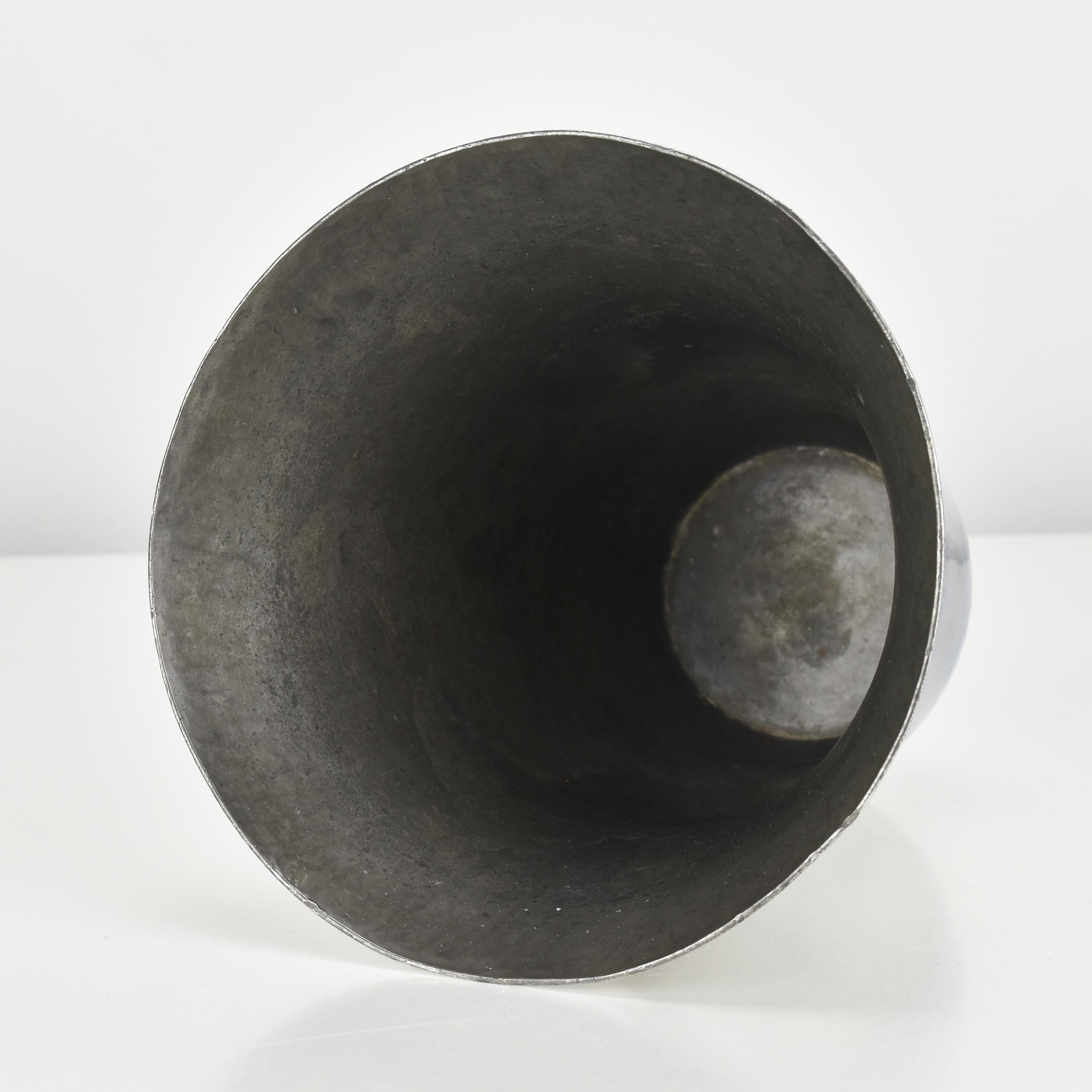 Jarrón de estaño martillado a mano de Harald Buchrucker Bauhaus Años 40 mediados del siglo XX en venta