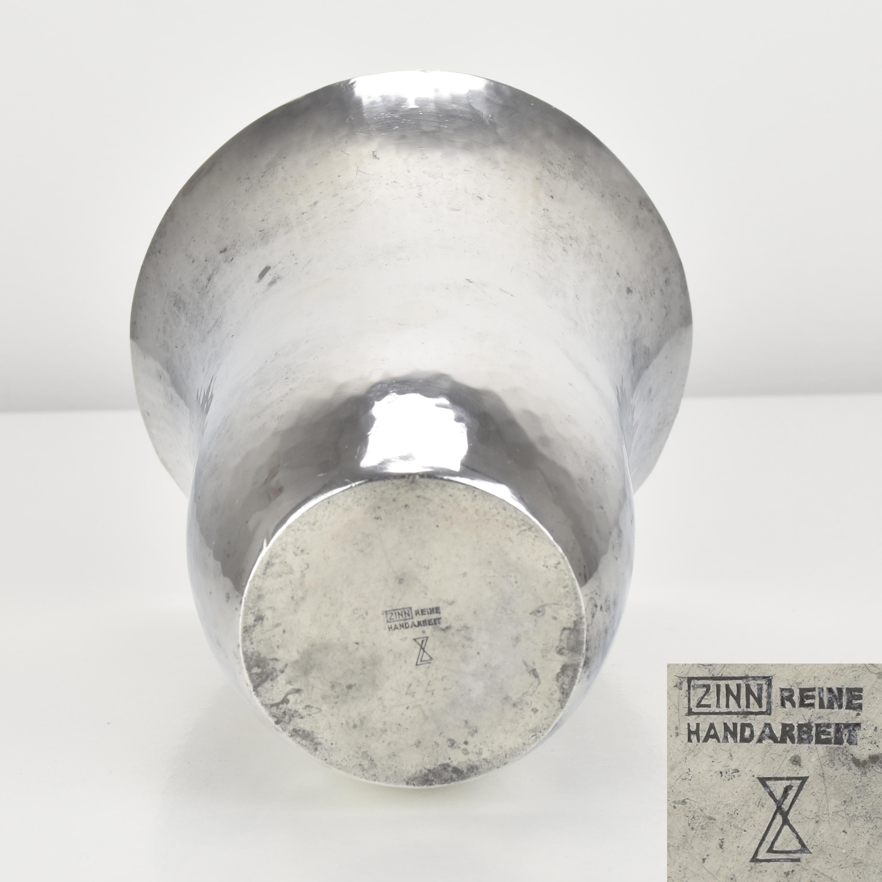 Jarrón de estaño martillado a mano de Harald Buchrucker Bauhaus Años 40 Peltre en venta