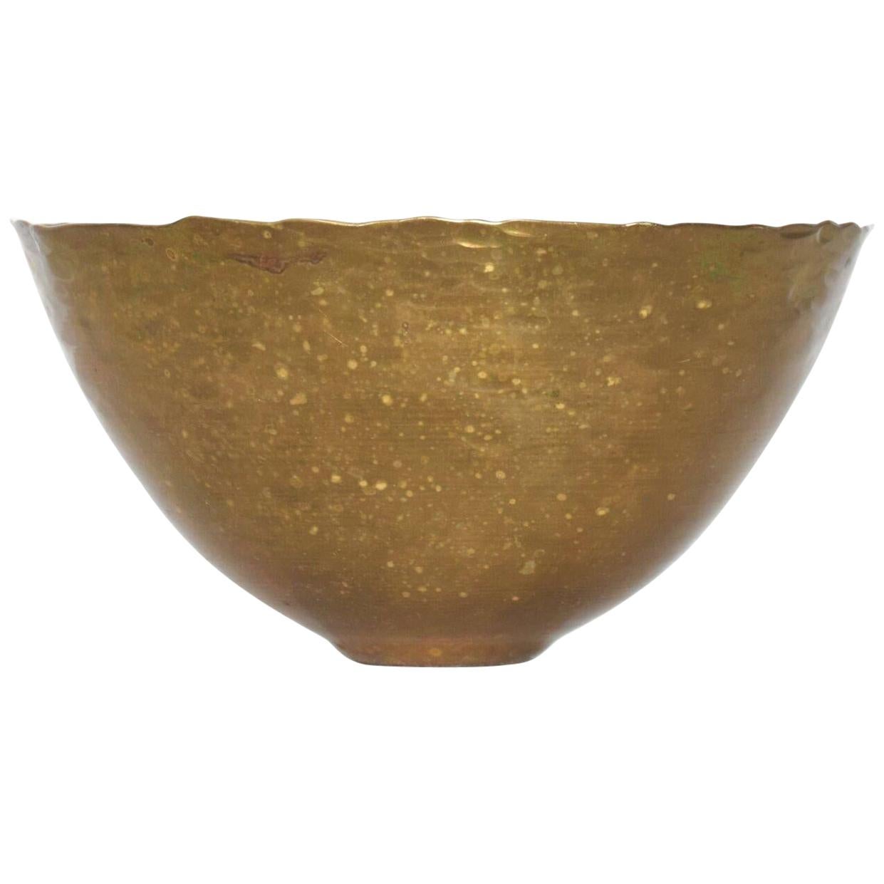 AMBIANIC presents
Decorative Hand Hammered Scalloped Speckled Brass Bowl by Fairthorne Studios Canada 1994
Dimensions: 3 H x 6 in diameter.
Handcrafted, signed underneath.
Vintage item preowned vintage condition, review images provided.
 