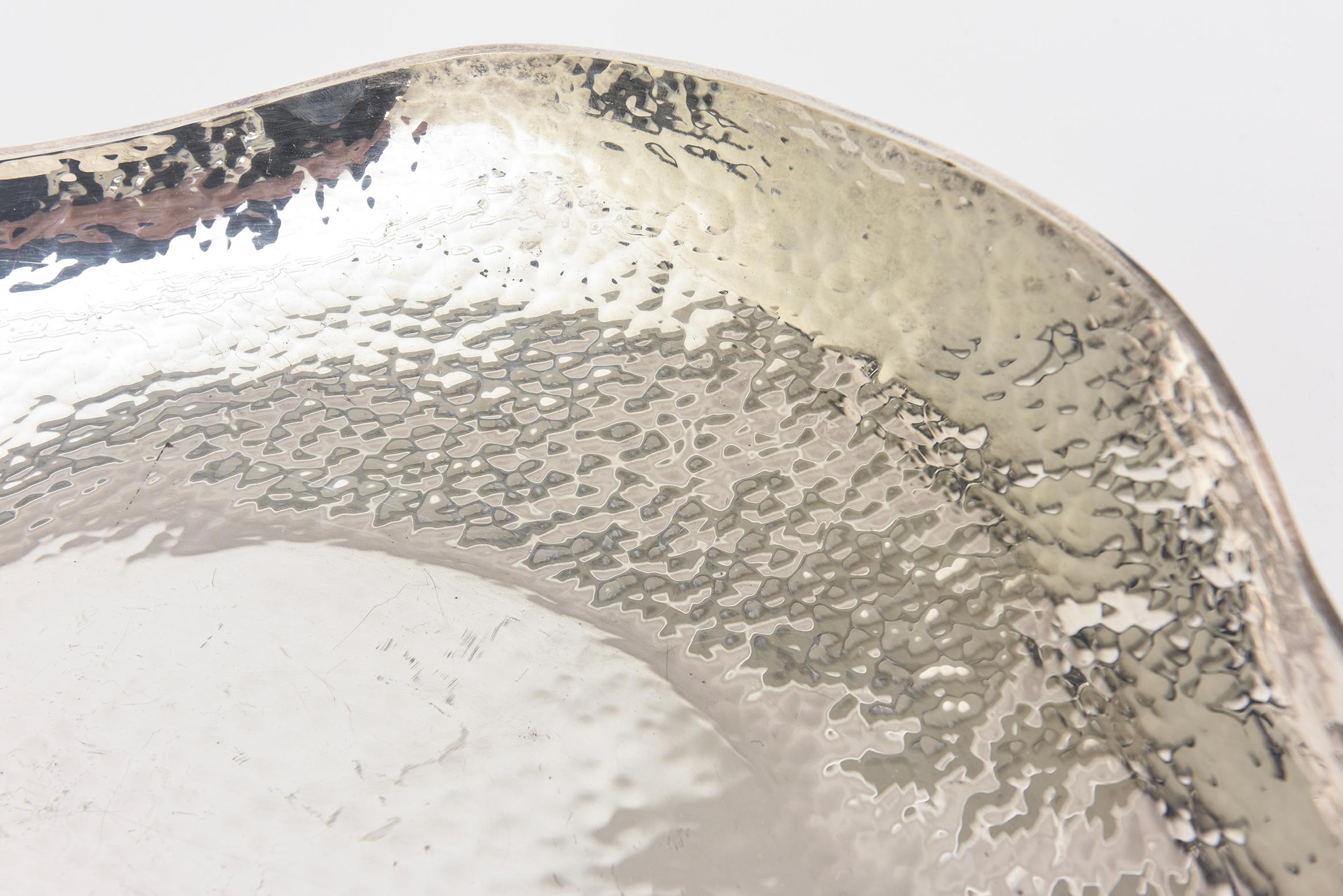 Hand-Hammered Silver Plate Duck Scalloped Serving Bowl Vintage For Sale 4