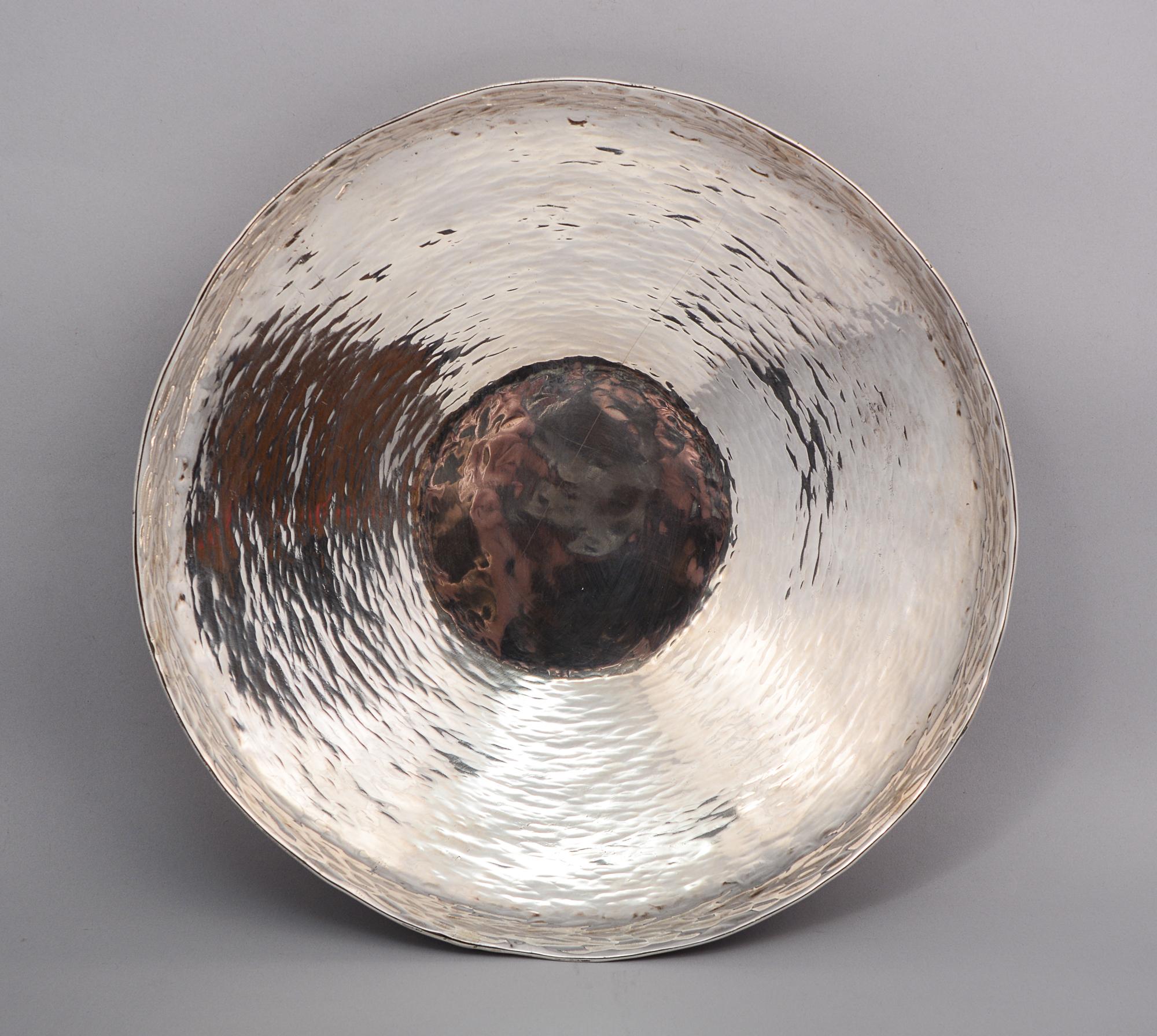 Hand Hammered Sterling Silver Bowl by J. Tavara Industria Peruana In Good Condition In San Mateo, CA