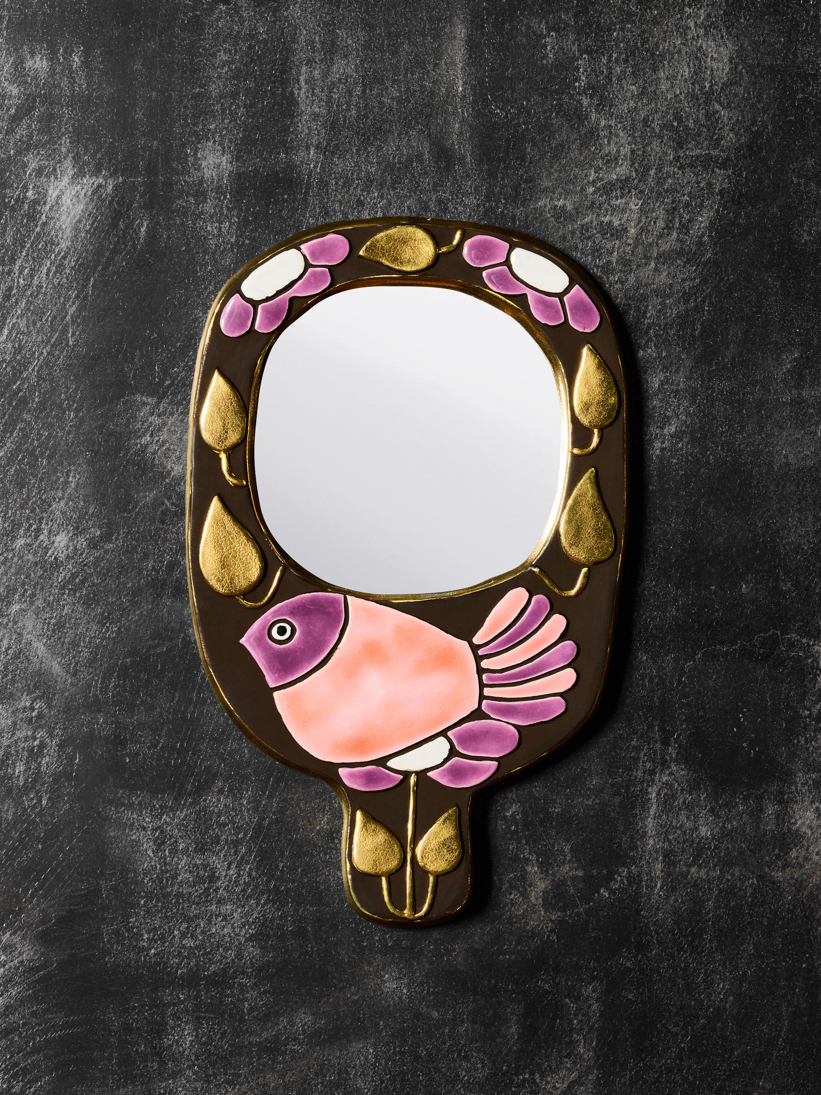 Miroir à main en céramique de l'artiste française Mithé Heldly, cette pièce présente son motif Moineau, orné d'un ensemble de feuilles et d'éléments décoratifs.

Bibliographie : Mithé Espelt, le luxe discret du quotidien

Marie Thérèse Espelt, alias