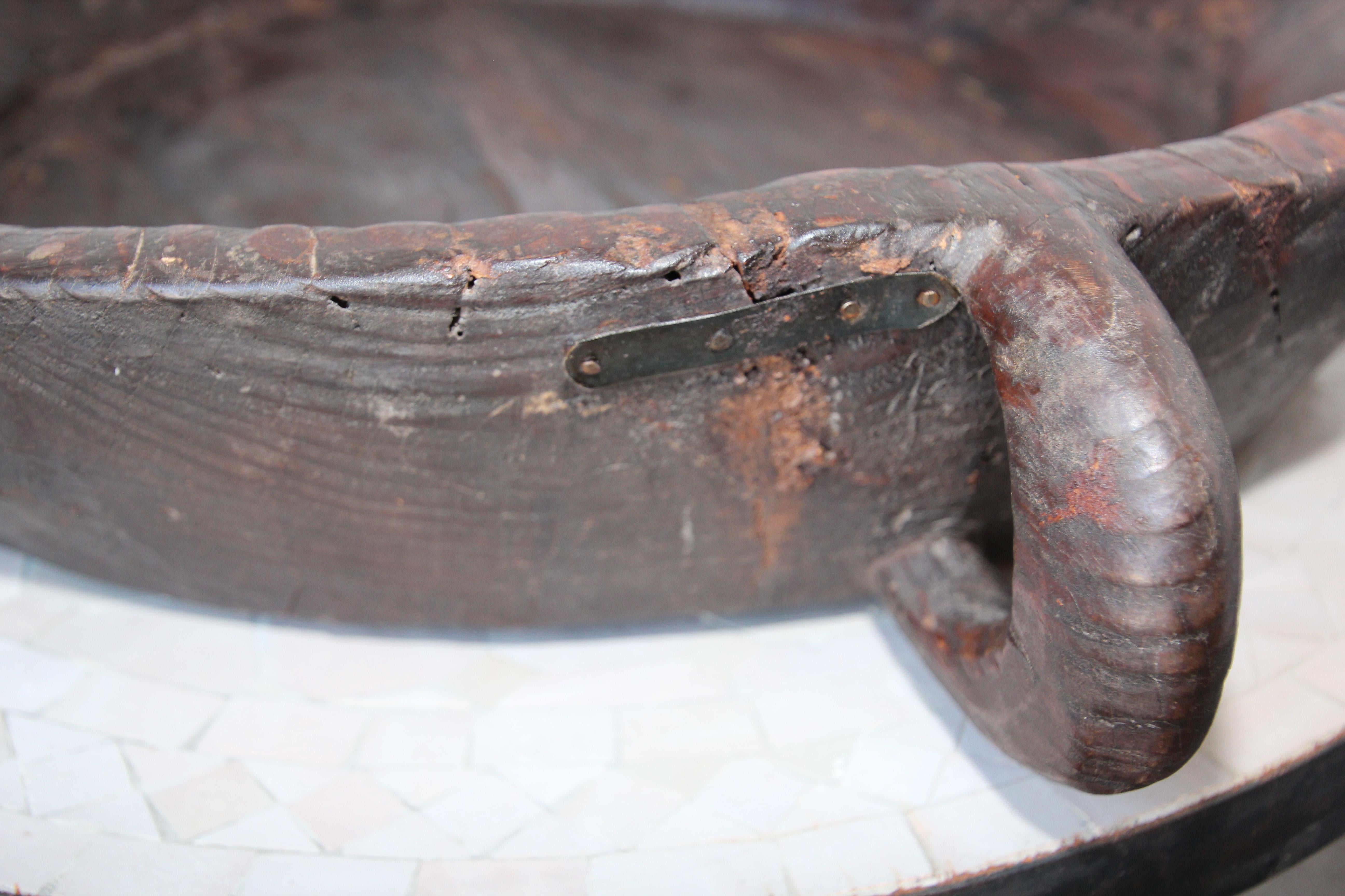 20ième siècle Grand bol en bois africain éthiopien soufflé à la main avec poignée en vente
