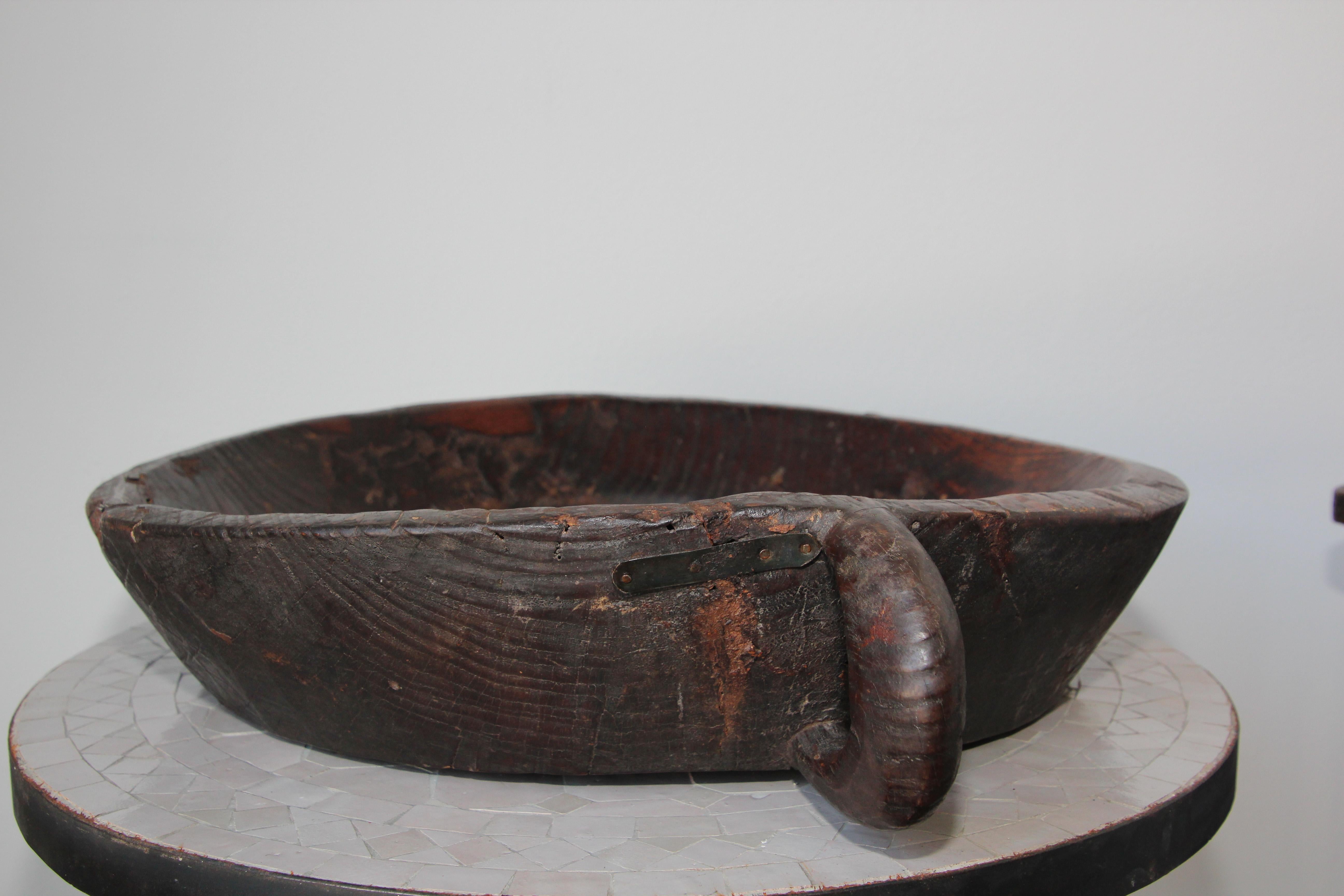 Hand Hewn African Ethiopian Large Wooden Bowl with Handle In Fair Condition For Sale In North Hollywood, CA