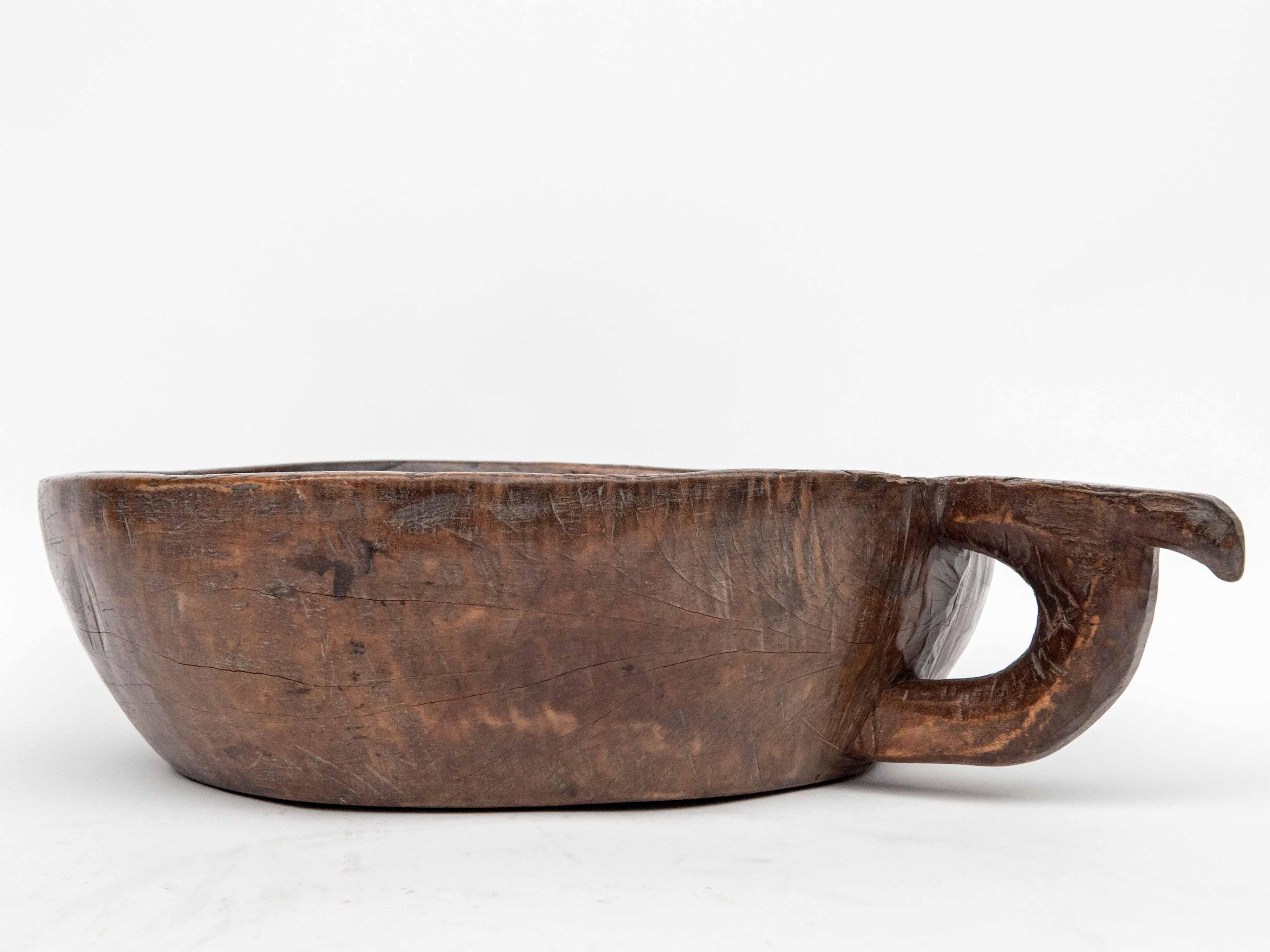 Mid-20th Century Hand Hewn Wooden Bowl with Handle Sulawesi, Indonesia. Mid-Late 20th Century