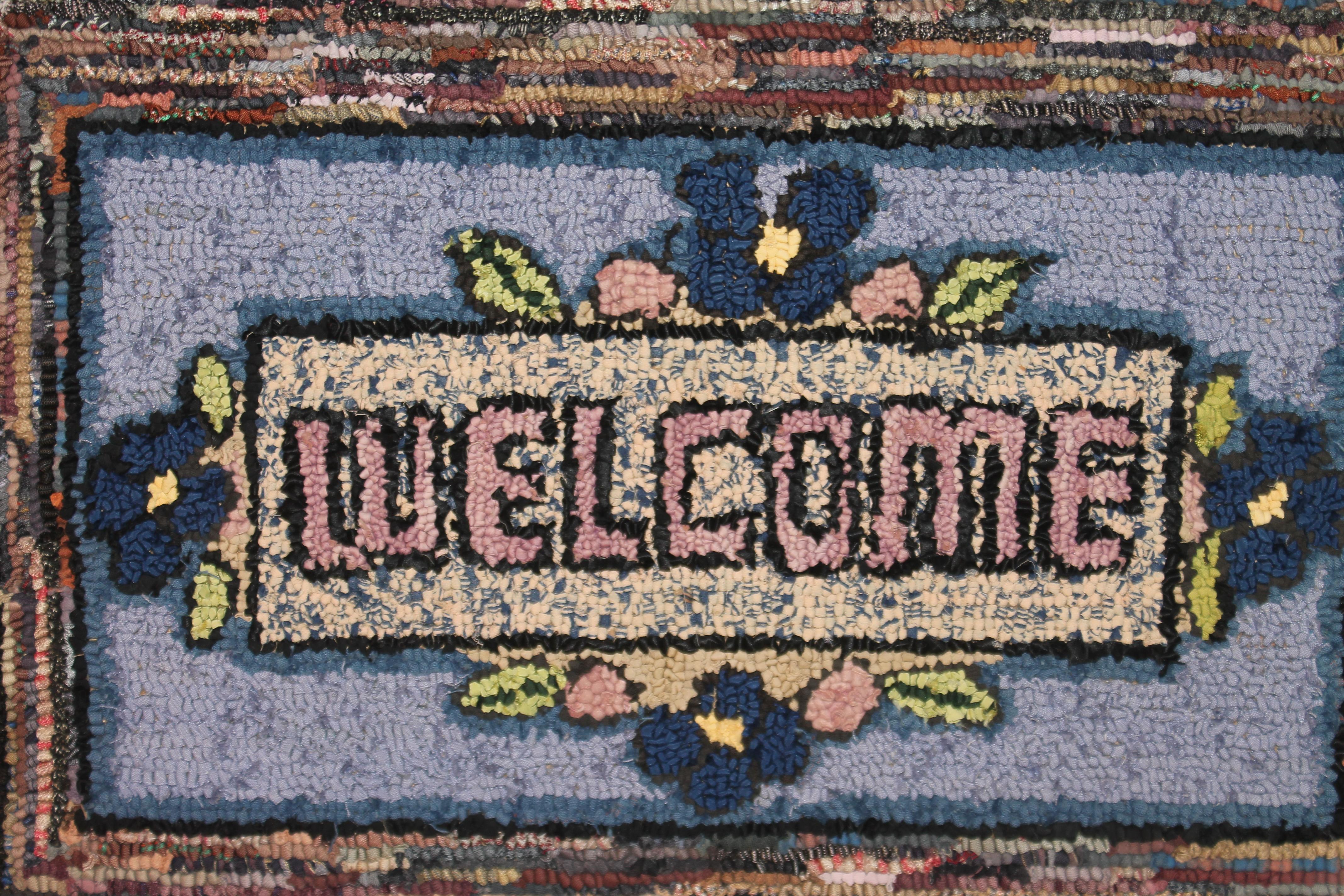 Wunderschöner und einfacher handgehäkelter Teppich aus Pennsylvania. Tolle mehrfarbige Bilder aus Lancaster County, PA. Sehr guter Zustand.