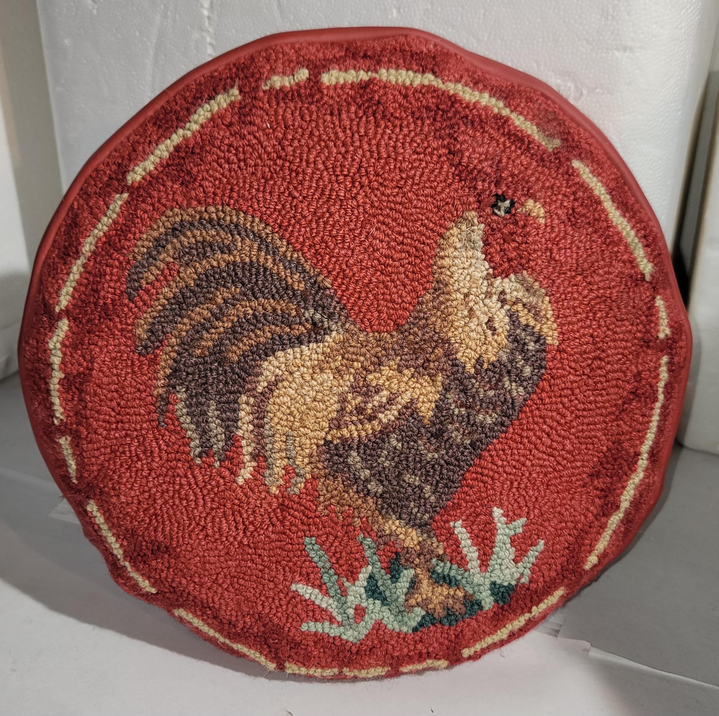 Gallo uncinato a mano con cuscino in pelle. 
Questo tappeto uncinato a mano è realizzato in lana e il fondo in pelle è tinto di un bel rosso. Questo pad è stato riempito con piuma e piumino. 