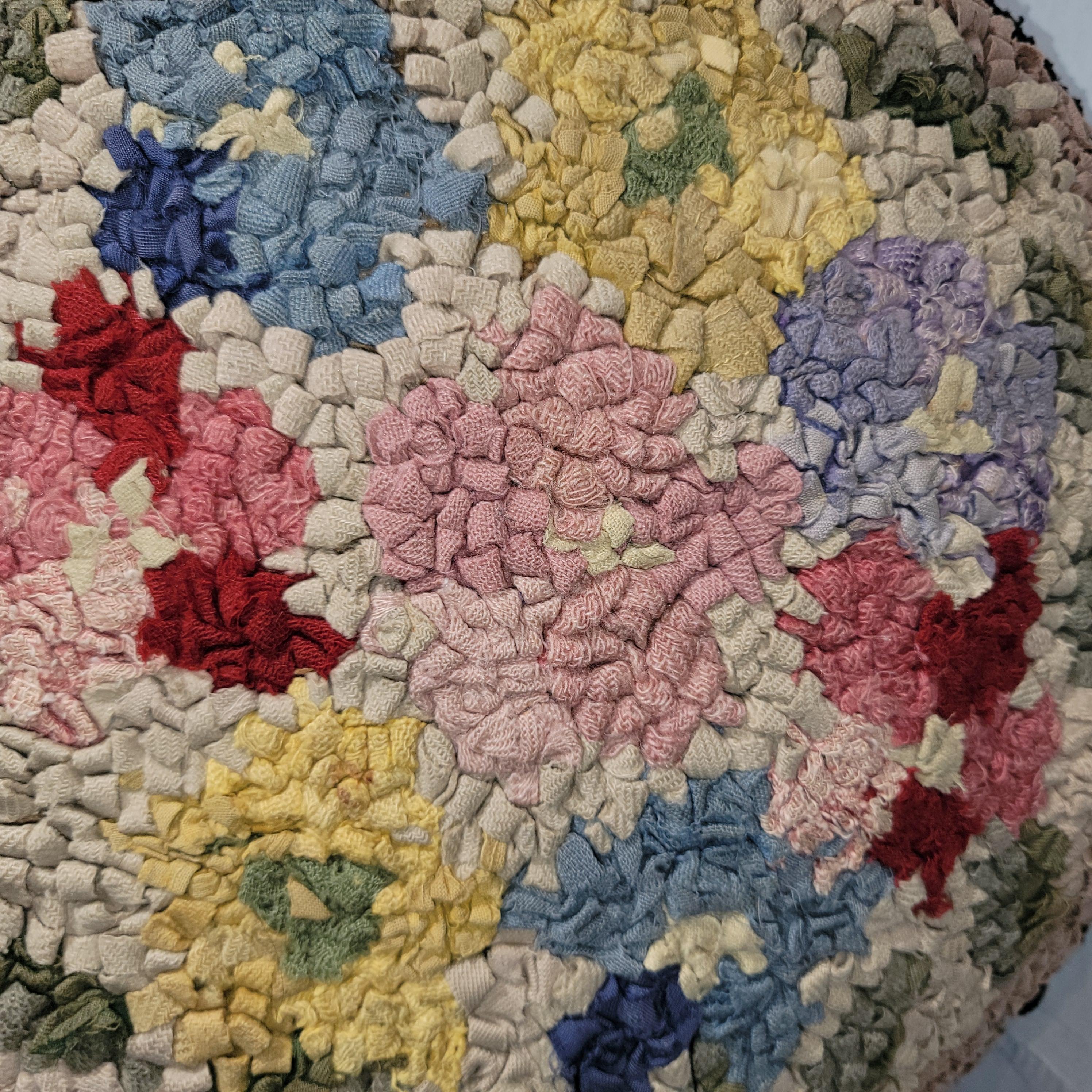 Cette collection de trois coussins floraux crochetés à la main sont remplis de duvet et de plumes.Il y a des fermetures éclair pour les enlever afin de les nettoyer.Vendu comme un groupe de trois coussins ou oreillers.