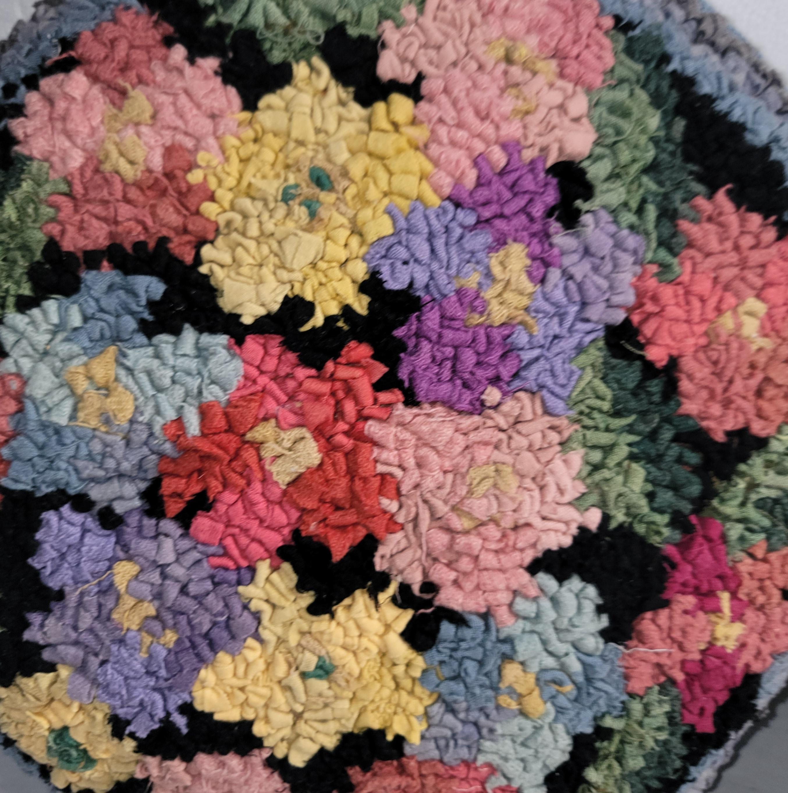 Américain Coussins ou oreillers de siège ronds crochetés à la main -3 en vente