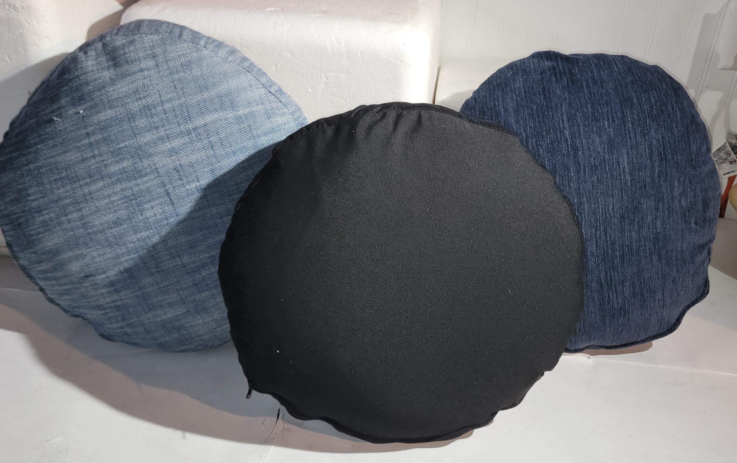 Coussins ou oreillers de siège ronds crochetés à la main -3 Bon état - En vente à Los Angeles, CA