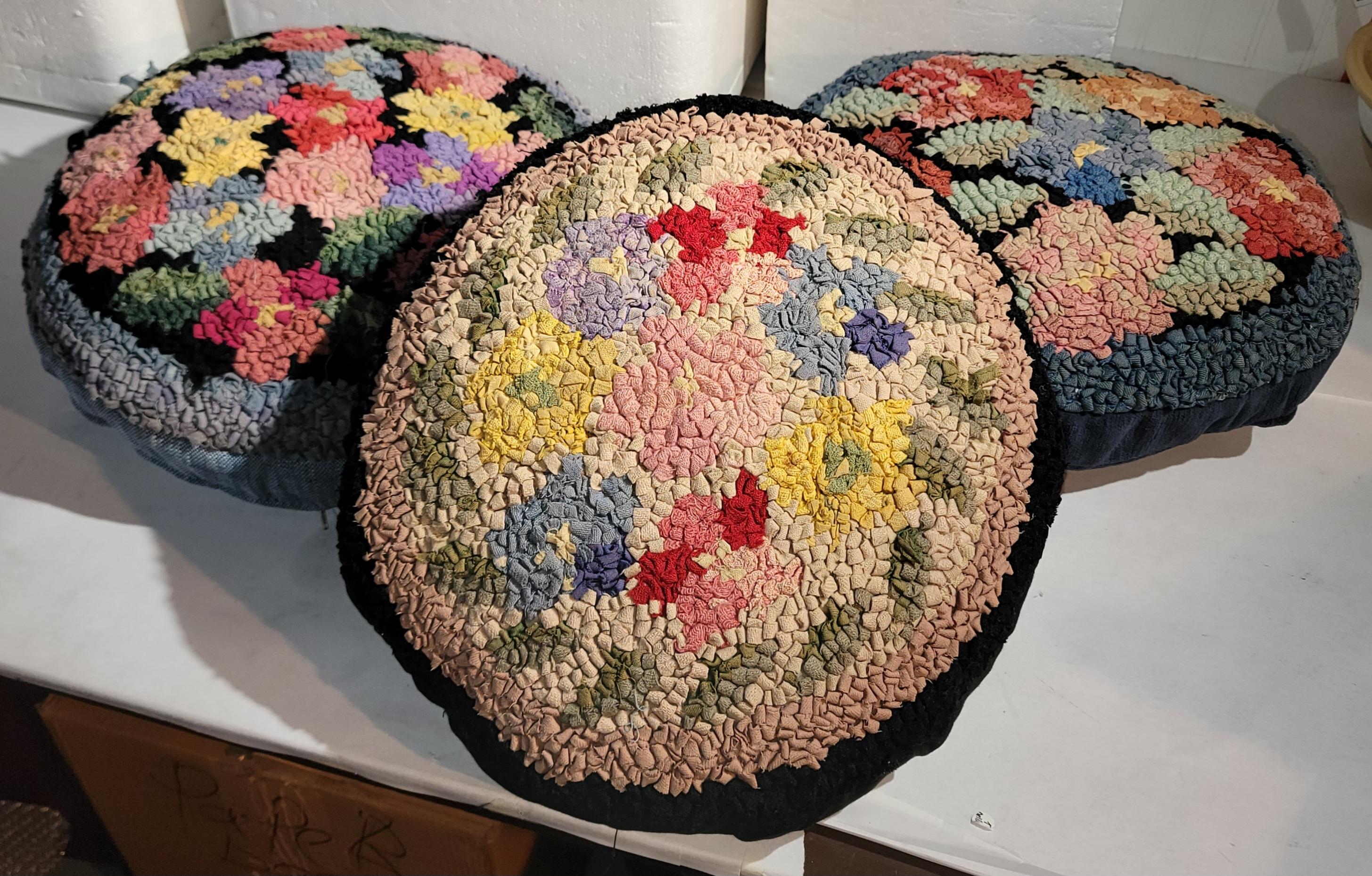 20ième siècle Coussins ou oreillers de siège ronds crochetés à la main -3 en vente