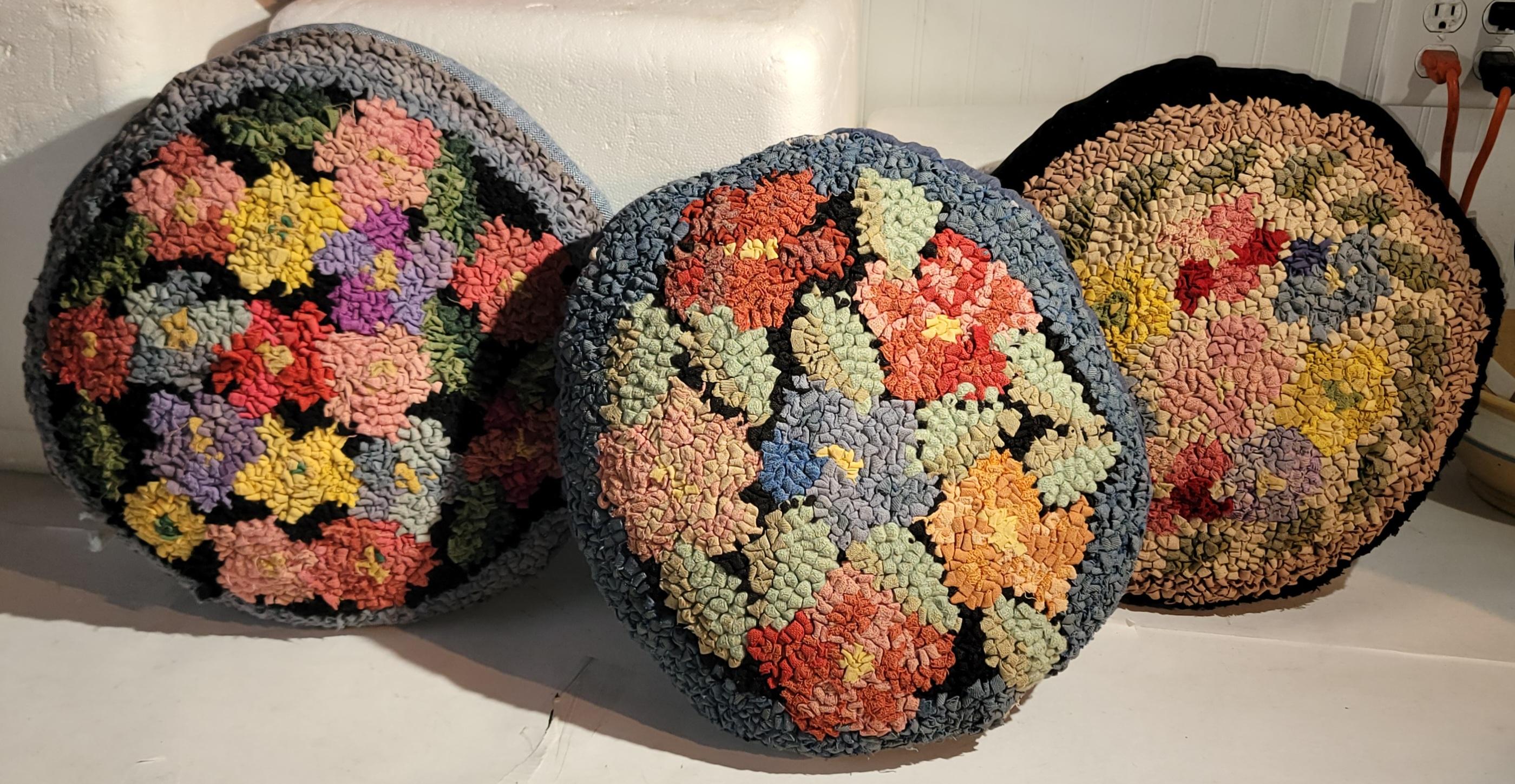 Laine Coussins ou oreillers de siège ronds crochetés à la main -3 en vente