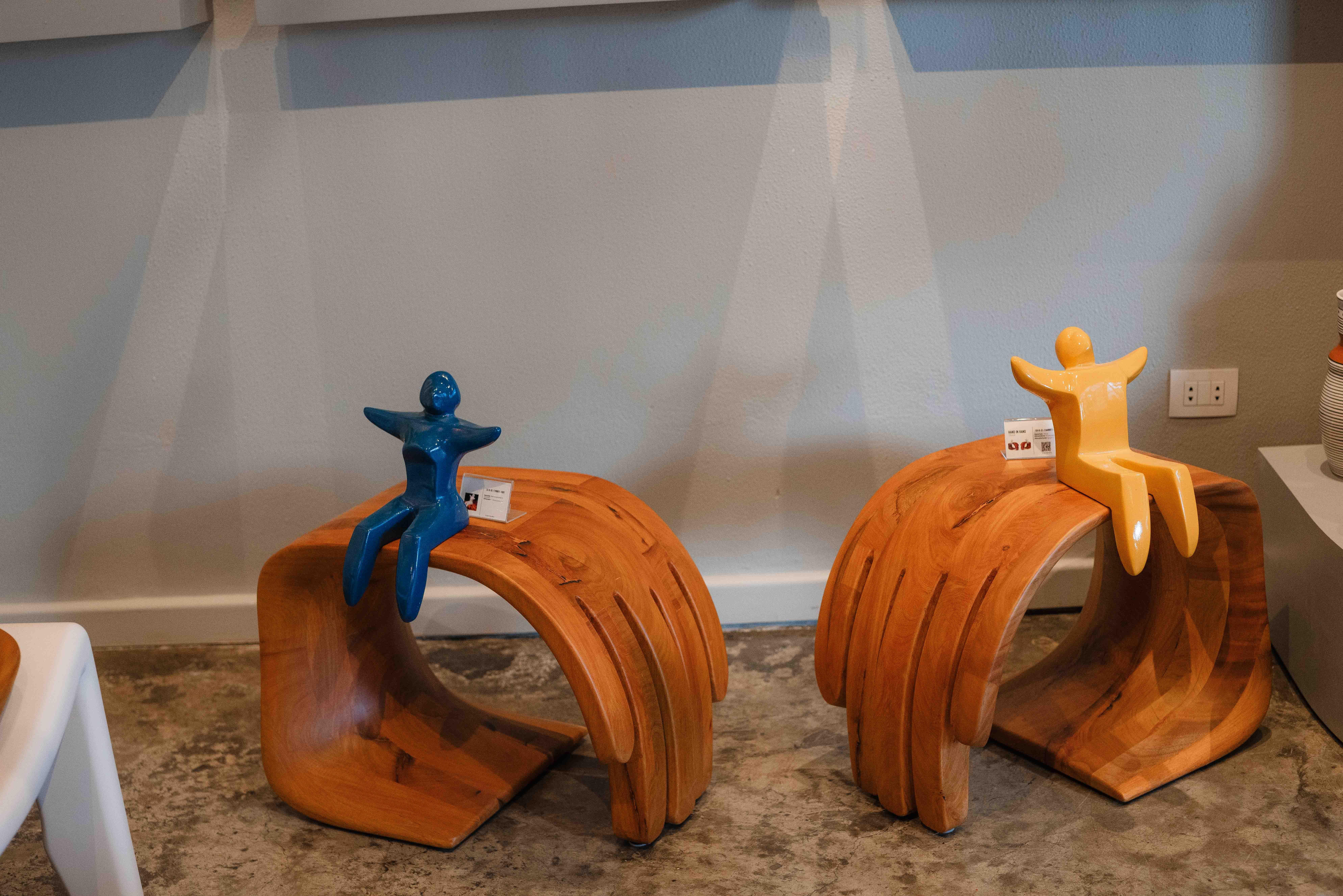Bois Main dans la main - Ensemble de tabourets en bois en vente