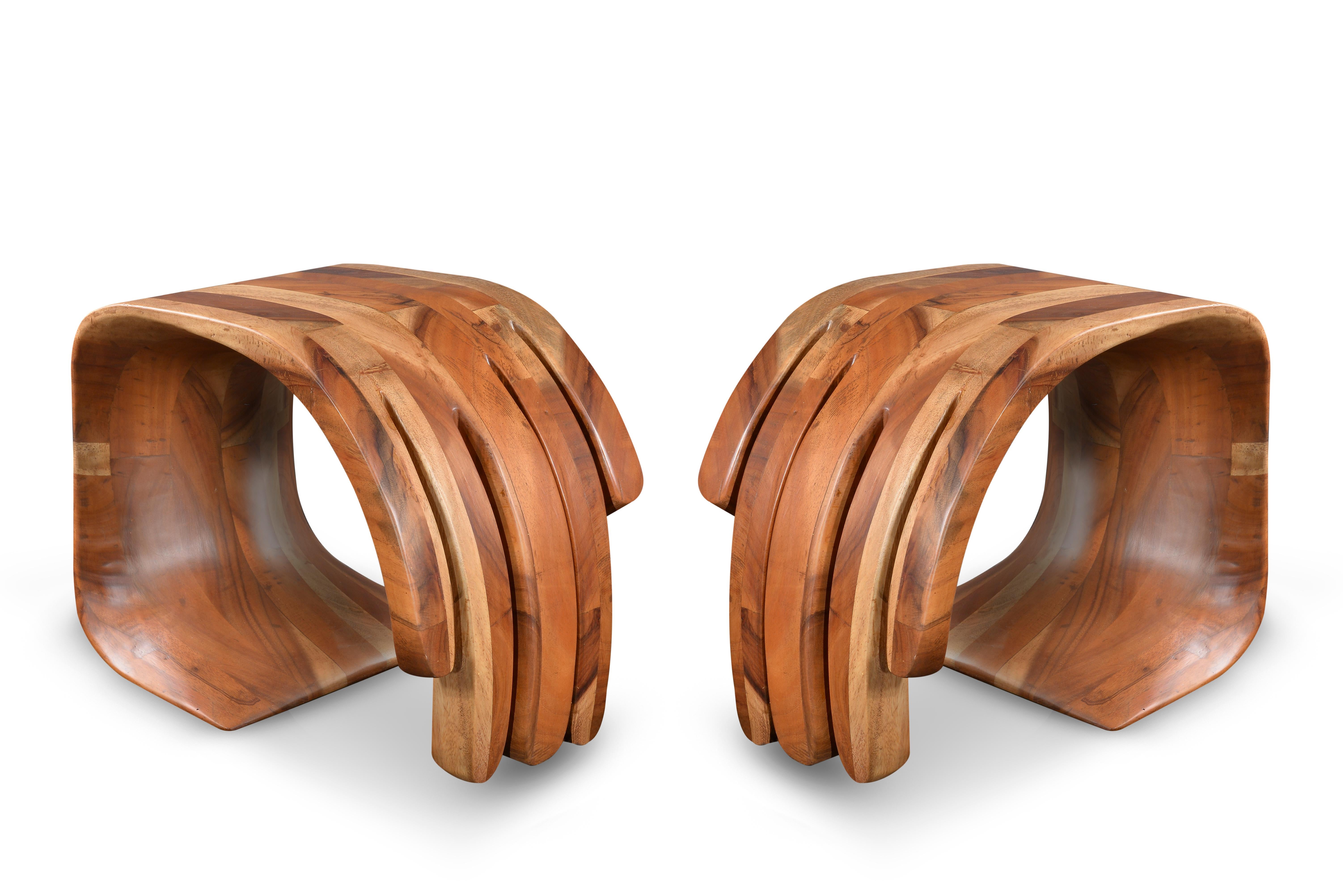 Main dans la main - Ensemble de tabourets en bois en vente 1