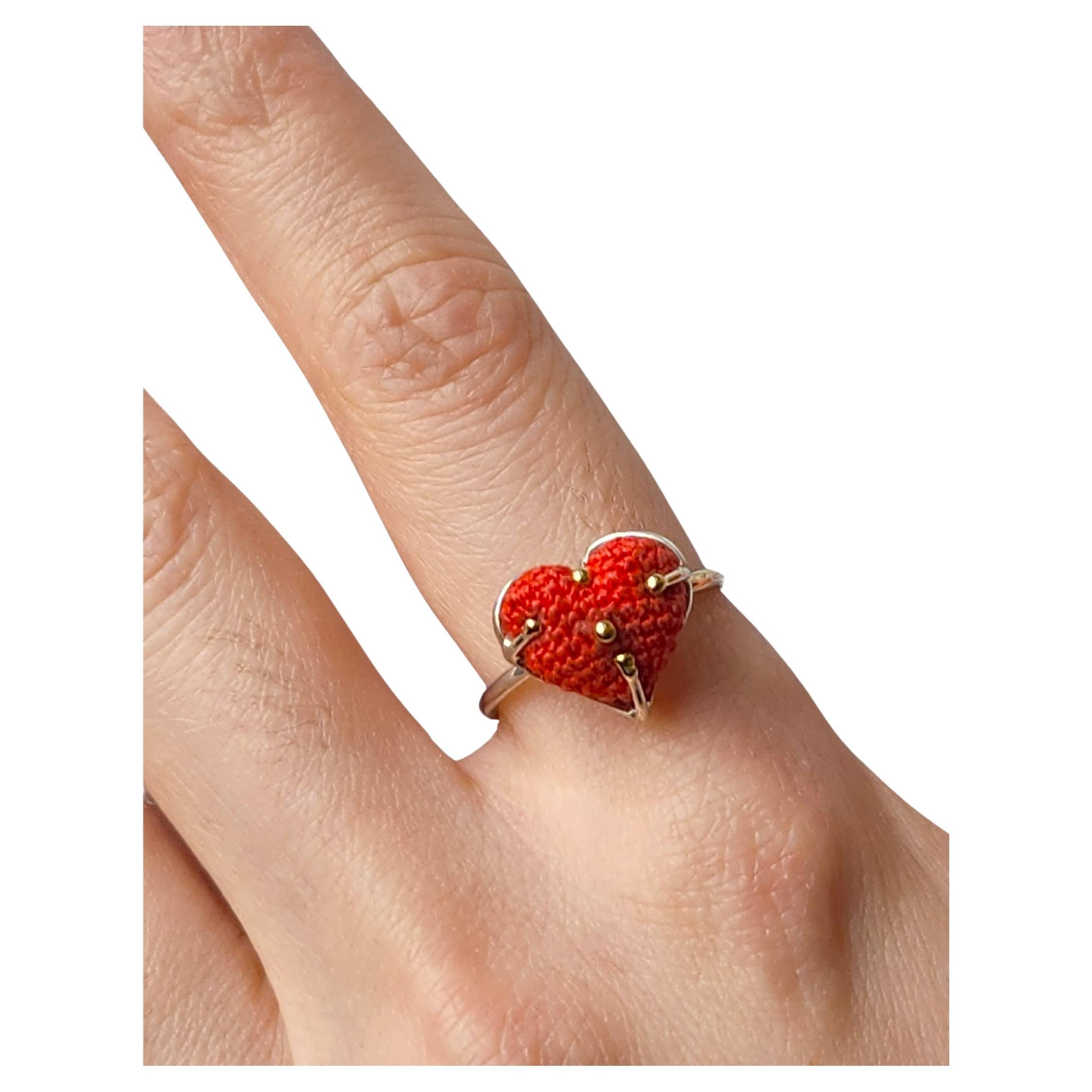 Handgestickter roter, gesprenkelter Herzring aus Sterlingsilber und 14K Goldperlen
