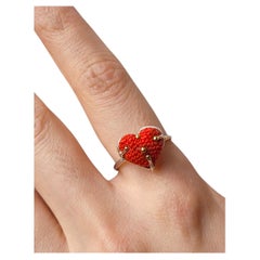 Handgestickter roter, gesprenkelter Herzring aus Sterlingsilber und 14K Goldperlen
