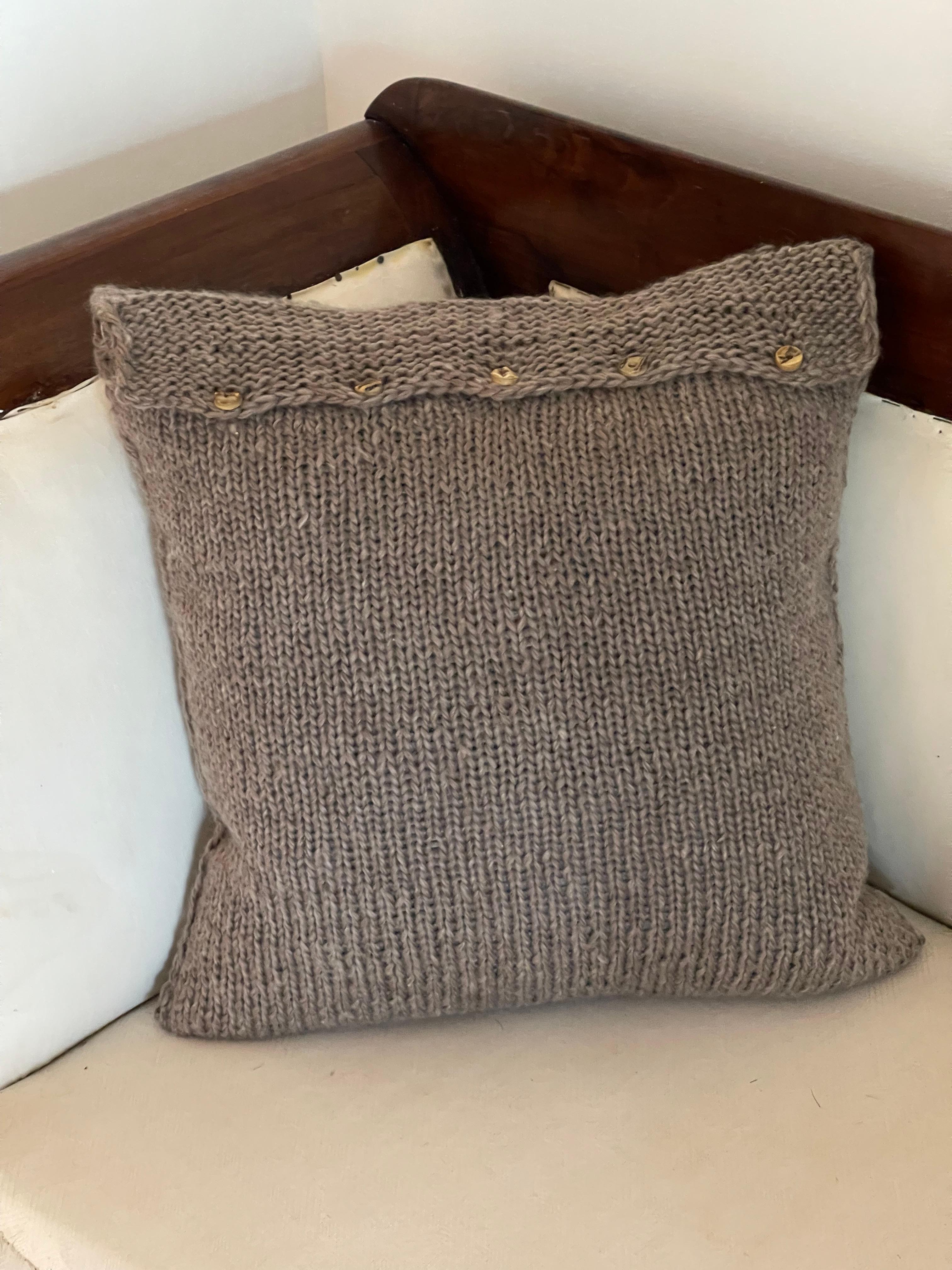 Almohada de chalet alpino de pura lana tejida a mano con inserción de plumón seer y botones de cuerno de ciervo antiguos hechos a mano. Hecho a medida, como nuevo.