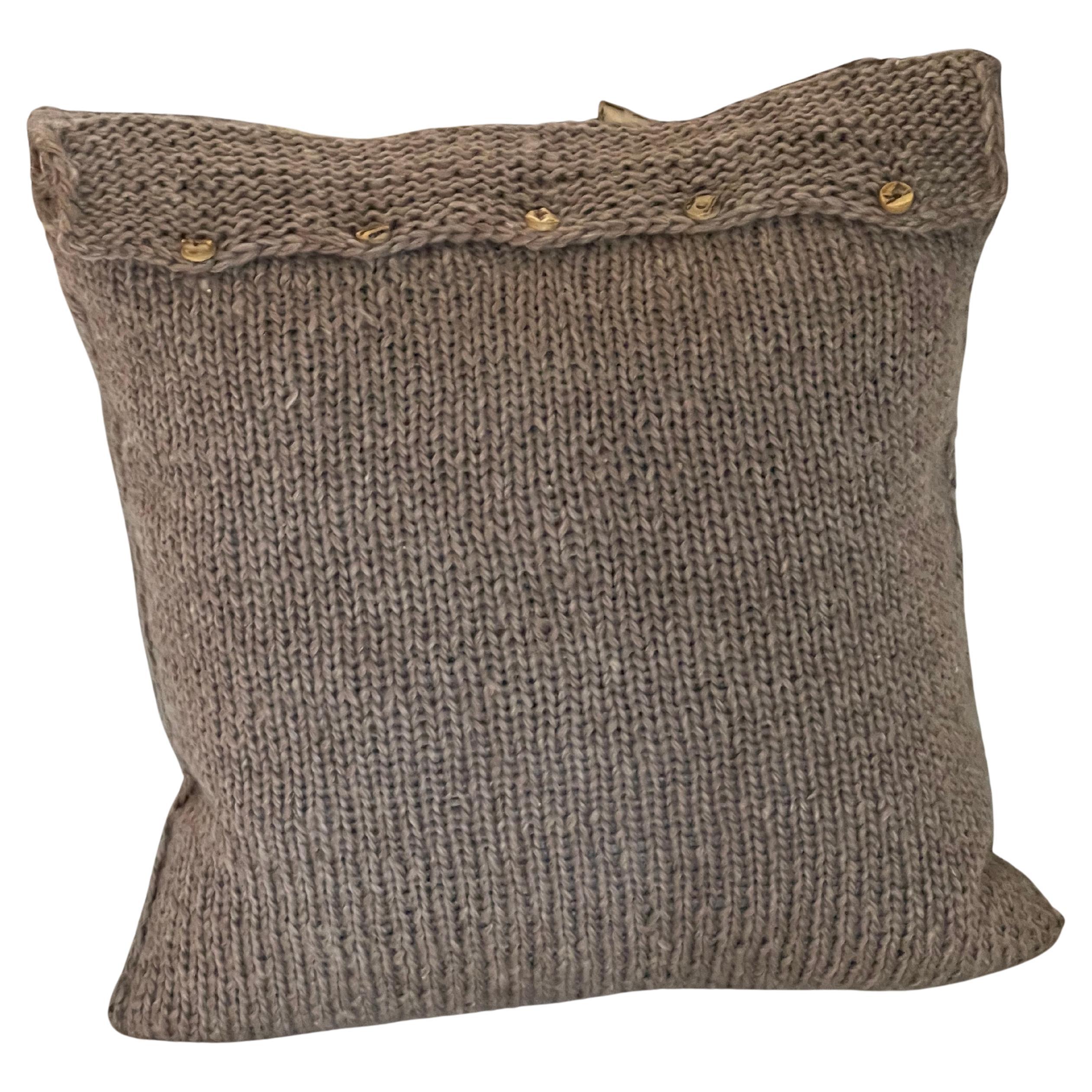 Almohada " Alpina" de lana orgánica moderna tejida a mano Plumón de plumas Botones de cuerno de ciervo en venta