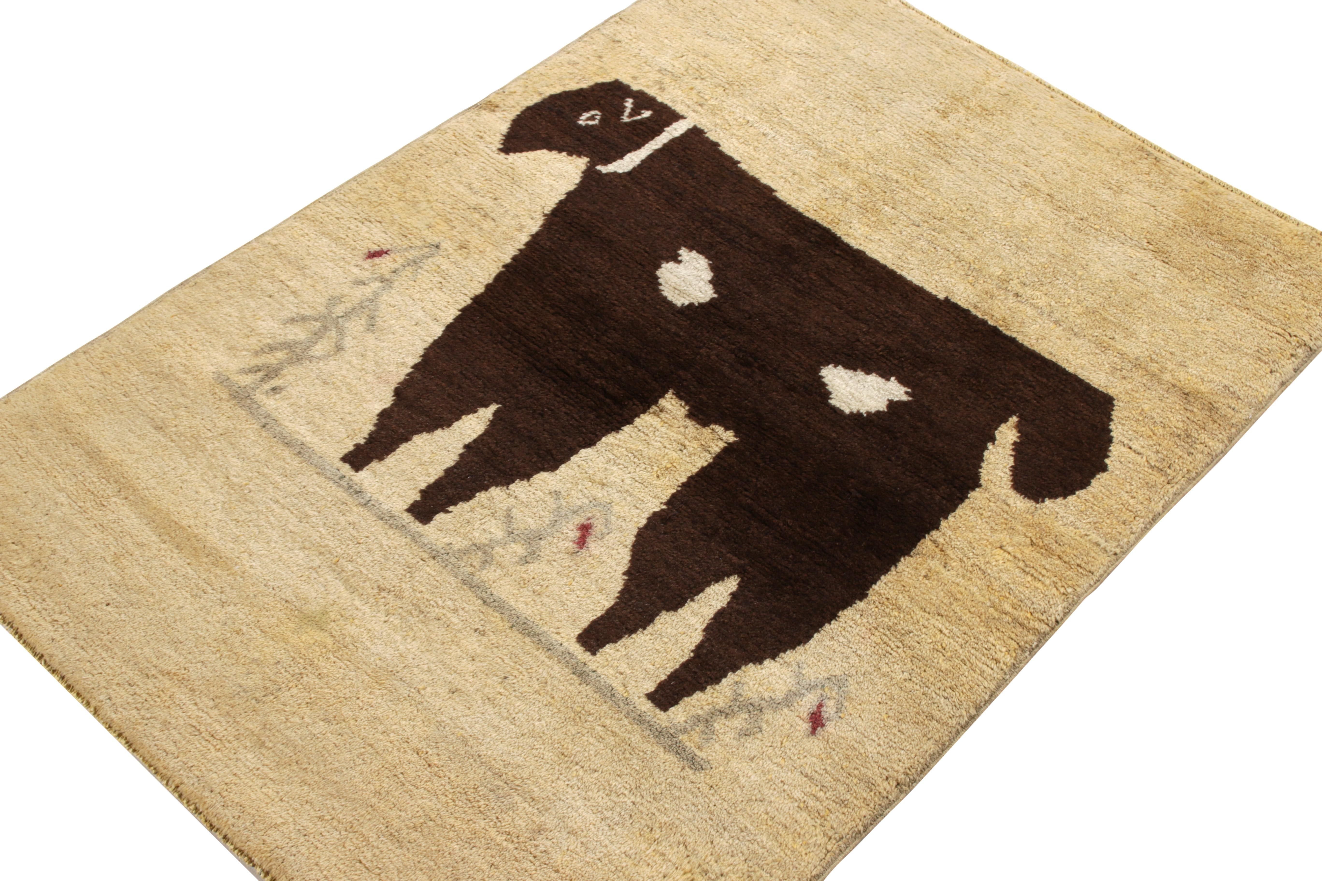 Tribal Tapis pictural vintage noué à la main des années 1950, motif de bouteille beige de Rug & Kilim en vente