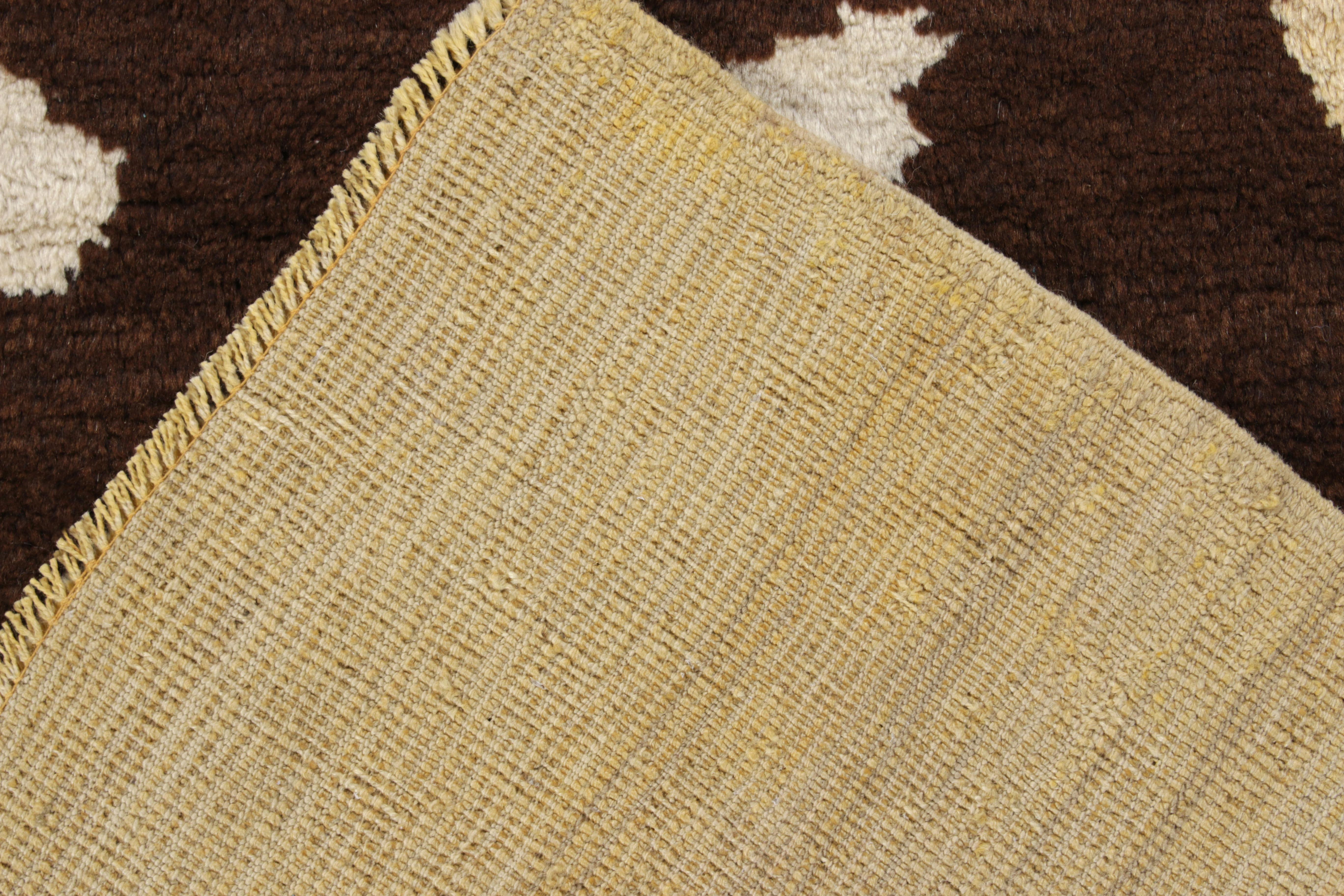 Noué à la main Tapis pictural vintage noué à la main des années 1950, motif de bouteille beige de Rug & Kilim en vente