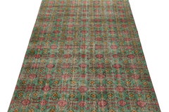 Art déco-Teppich im Used-Stil aus den 1960er Jahren mit grünem, rosa und goldenem Blumenmuster von Teppich & Kelim