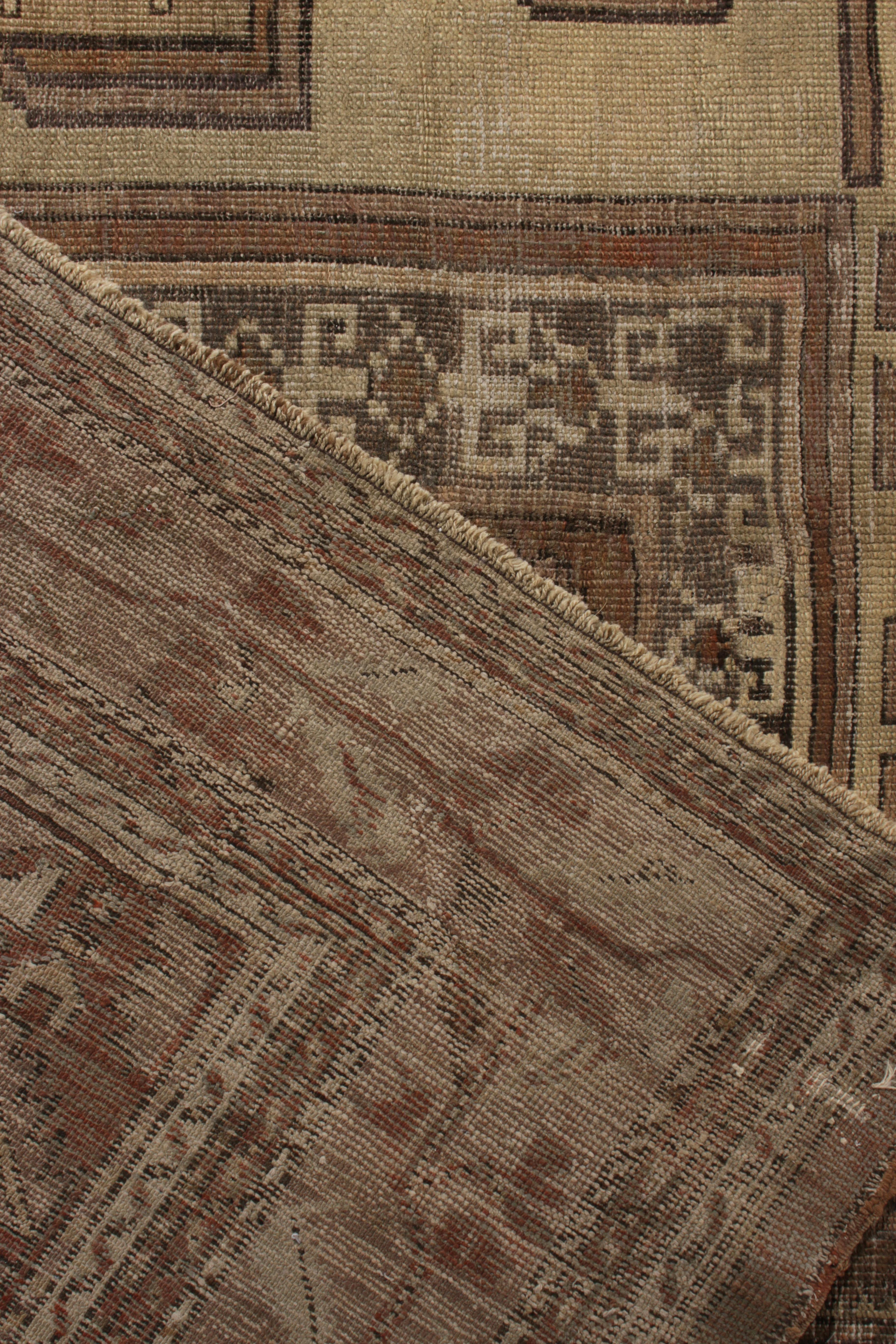 Tappeto antico del XIX secolo annodato a mano con motivo a medaglione marrone di Rug & Kilim In condizioni buone in vendita a Long Island City, NY