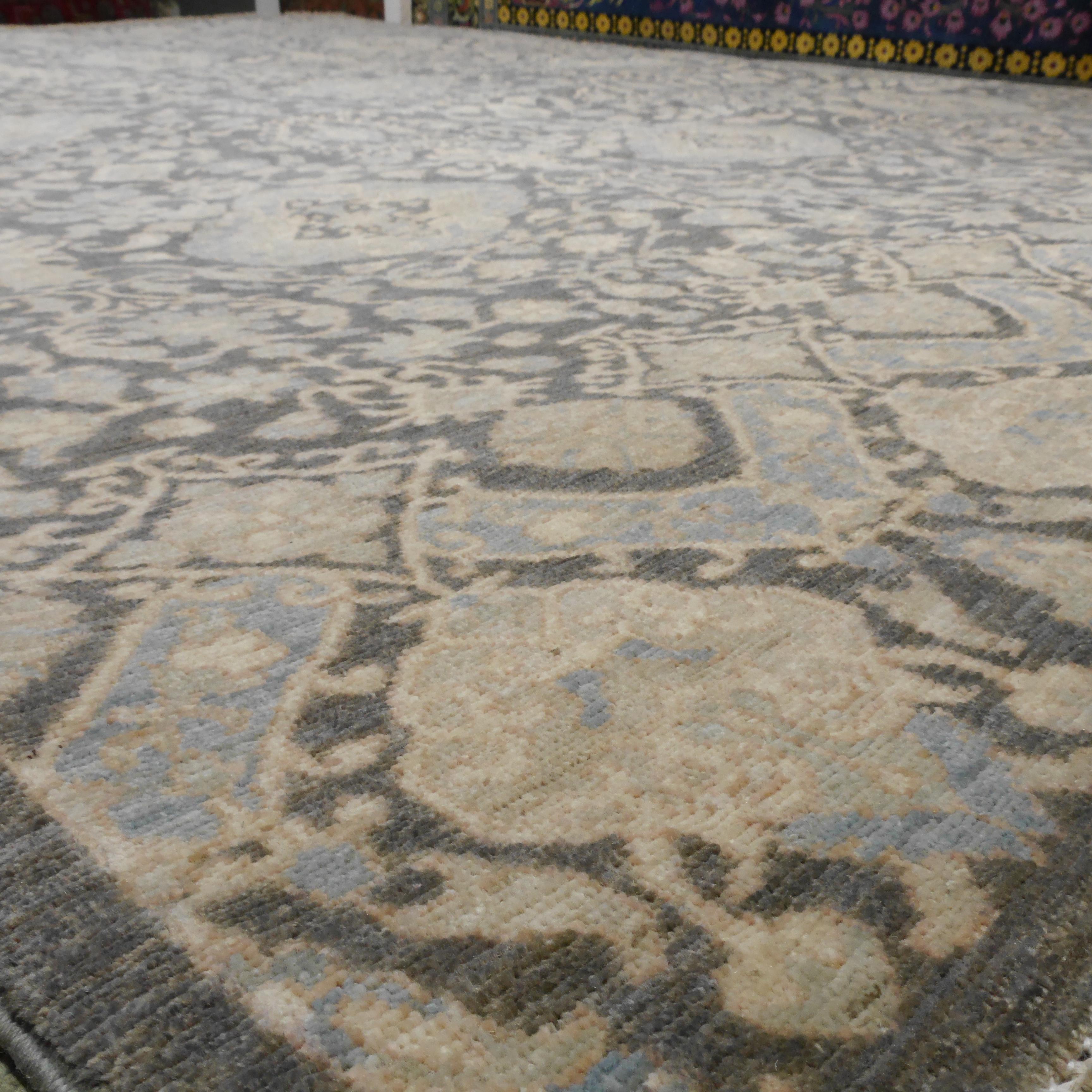 Handgeknüpfter, zeitgenössischer Teppich aus dem 21. Jahrhundert im Stil von Agra Grau und Beige im Angebot 5