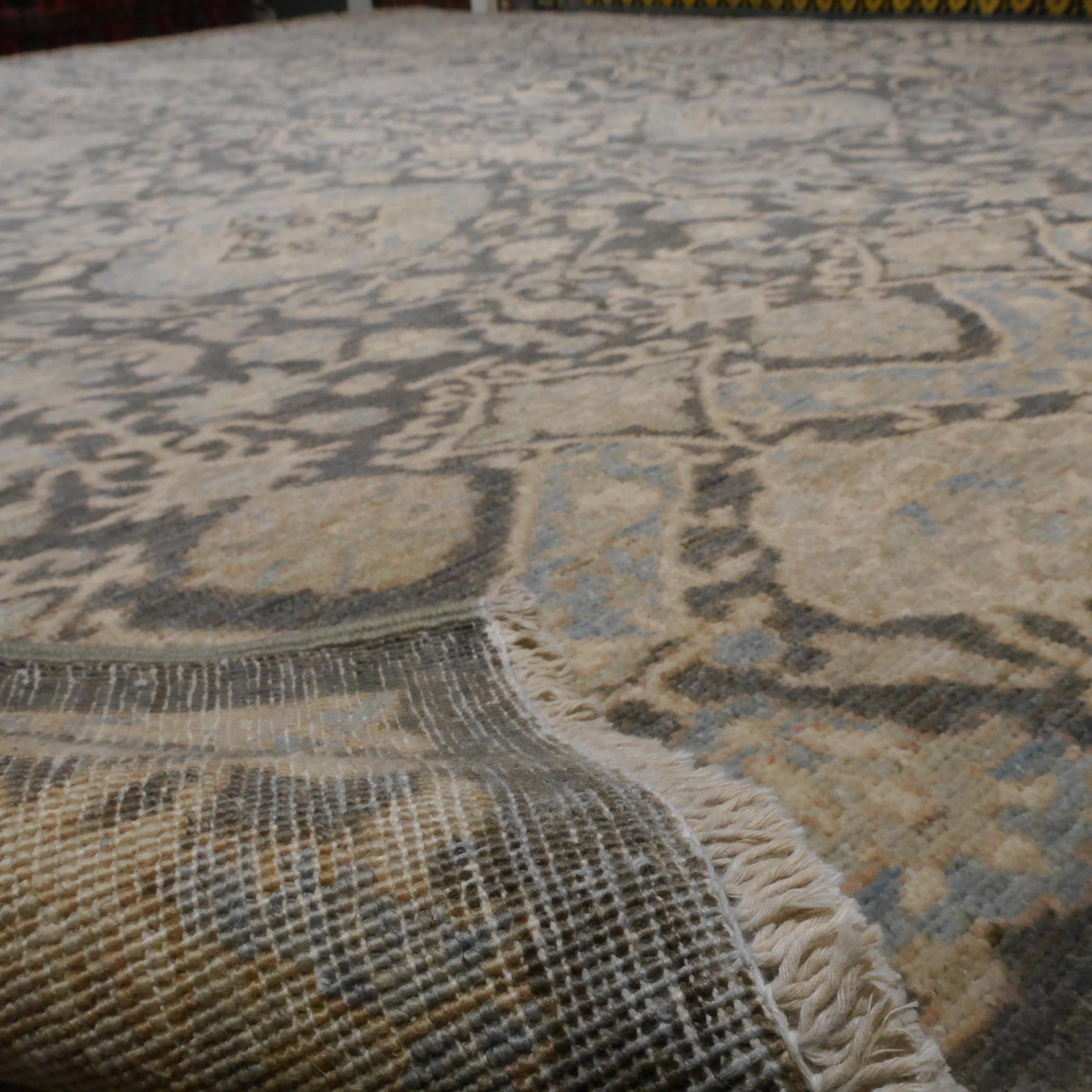 Handgeknüpfter, zeitgenössischer Teppich aus dem 21. Jahrhundert im Stil von Agra Grau und Beige (Wolle) im Angebot