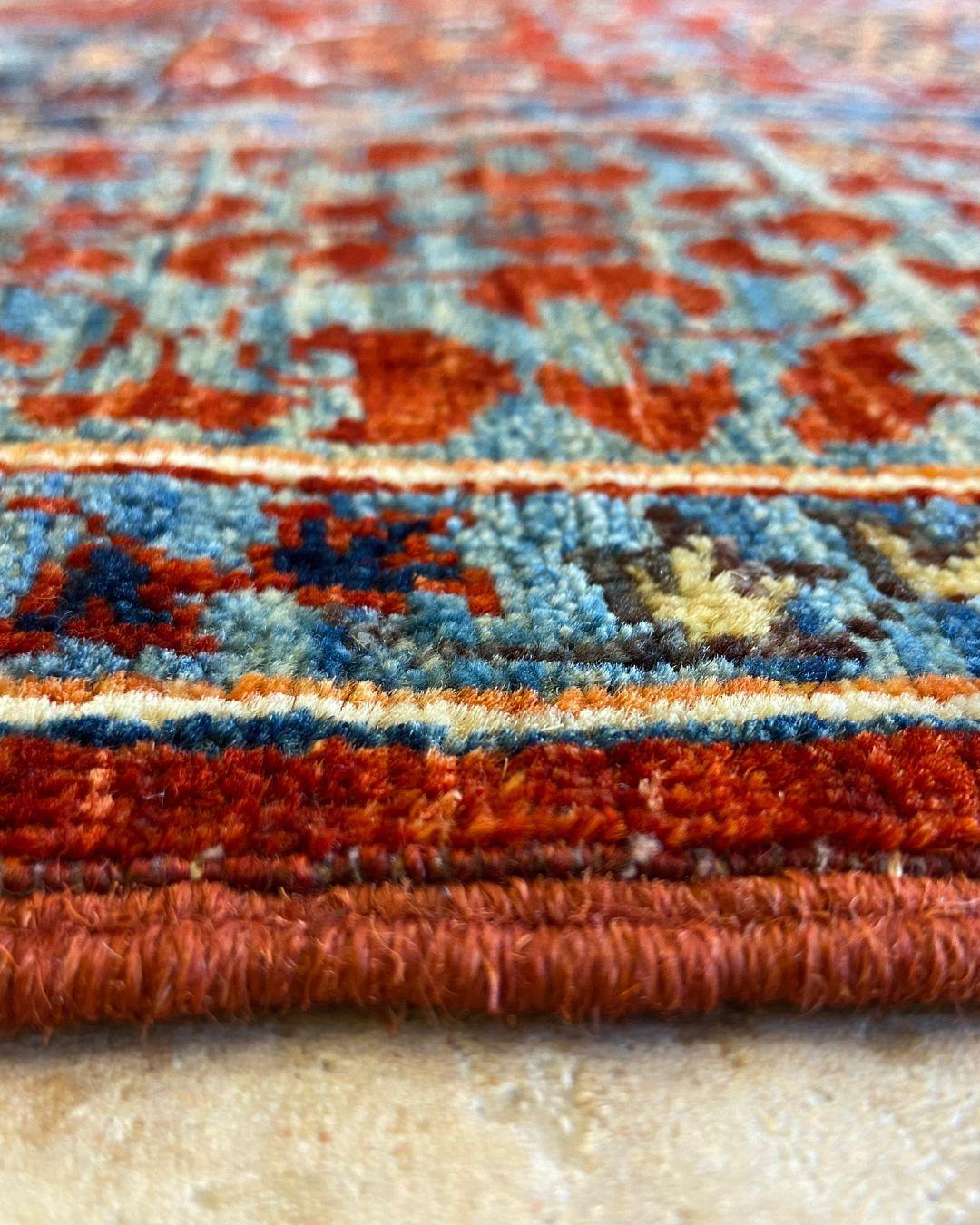 Tapis afghan 4' x 6' noué à la main avec motif de médaillon en laine rouge et indigo en vente 3