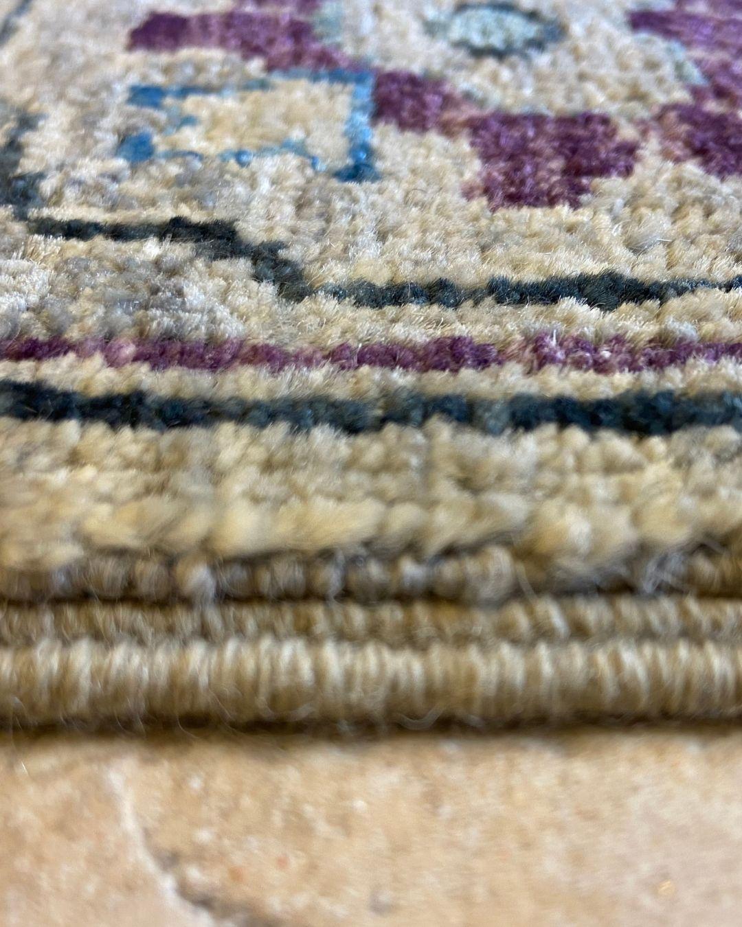 Tappeto persiano 4' x 6' annodato a mano in morbida lana biologica Sage, blu e prugna in vendita 3